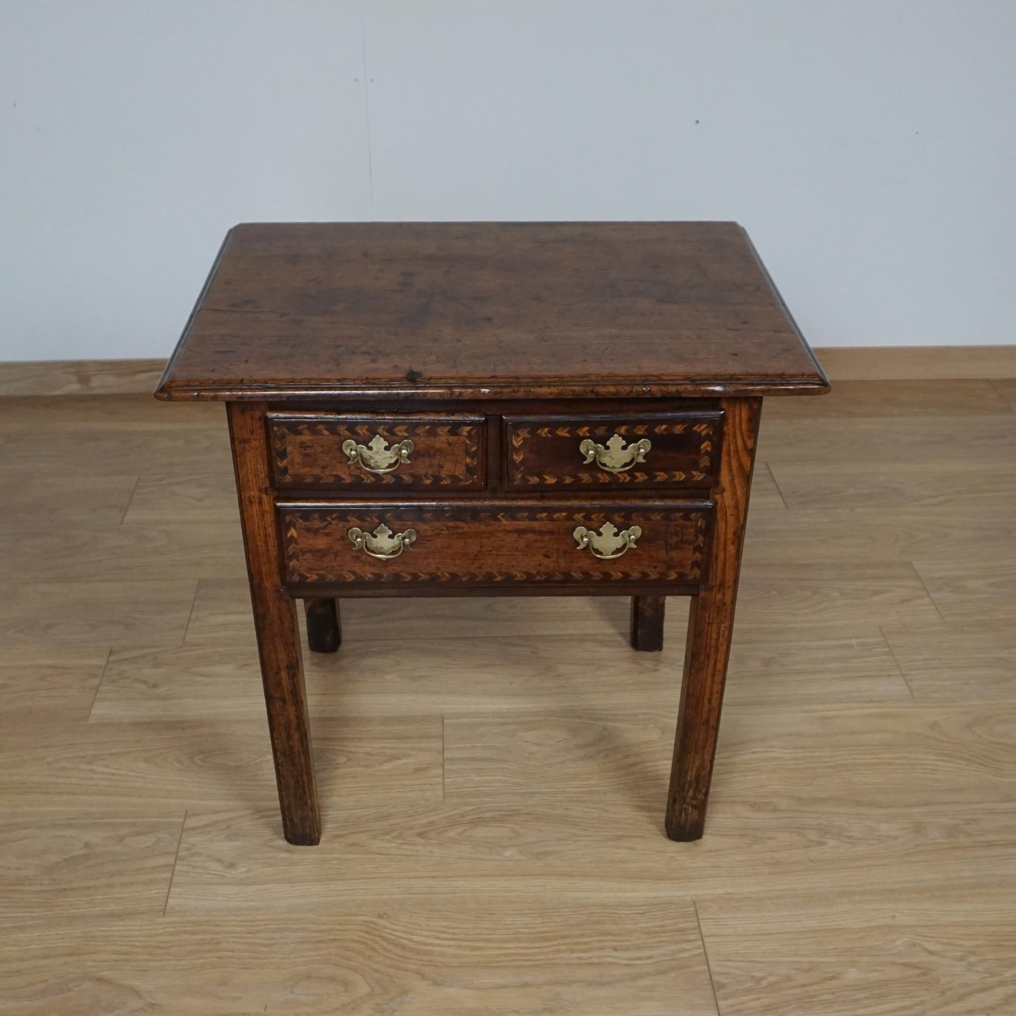 Table d'appoint en chêne George II. Deux tiroirs courts et un long avec poignées en laiton d'origine. Noyer et orme massifs avec un   