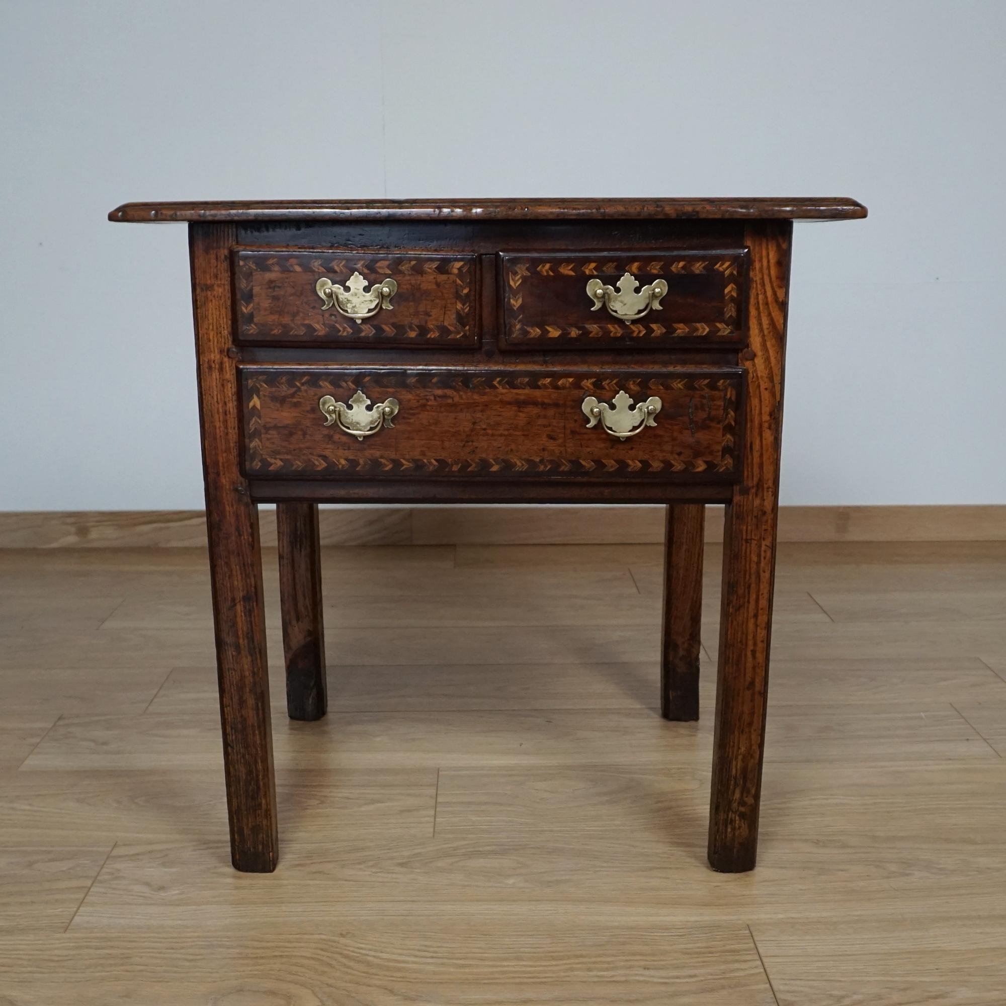 Anglais Table d'appoint en chêne et noyer de George II Circa 1740 en vente