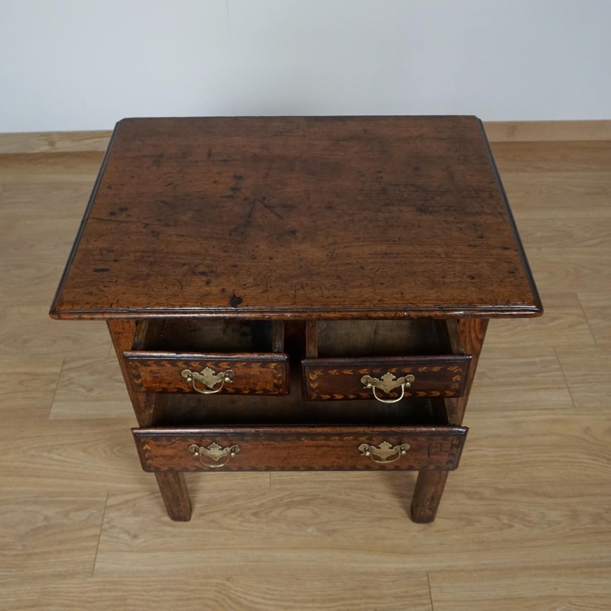 Table d'appoint en chêne et noyer de George II Circa 1740 Bon état - En vente à Forest Row, East Sussex
