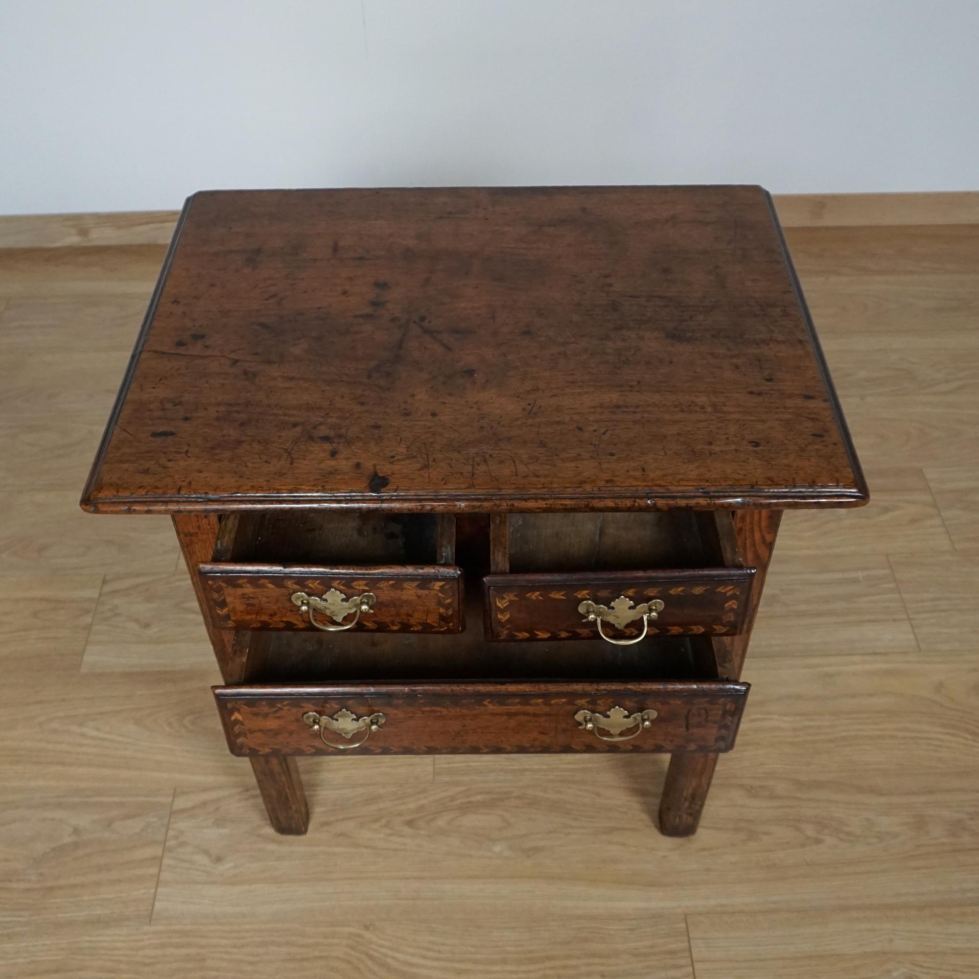 XVIIIe siècle Table d'appoint en chêne et noyer de George II Circa 1740 en vente