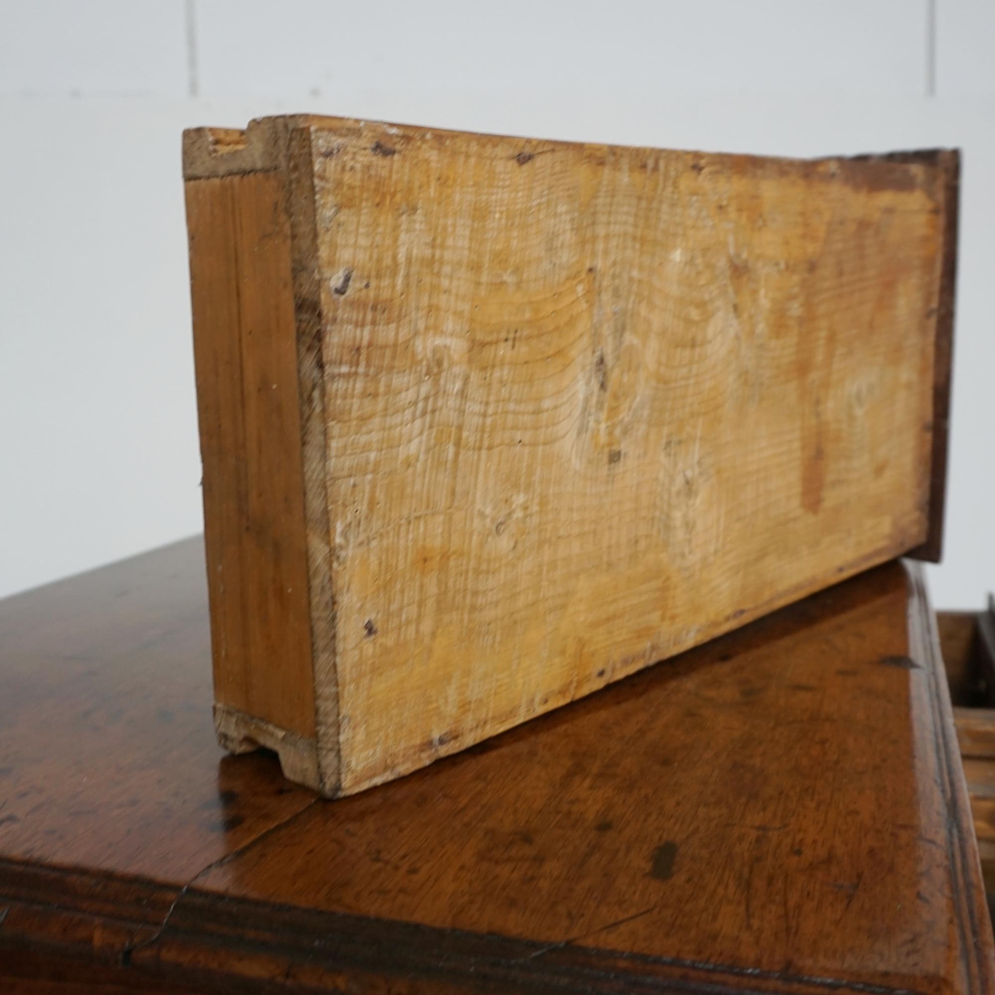 Chêne Table d'appoint en chêne et noyer de George II Circa 1740 en vente