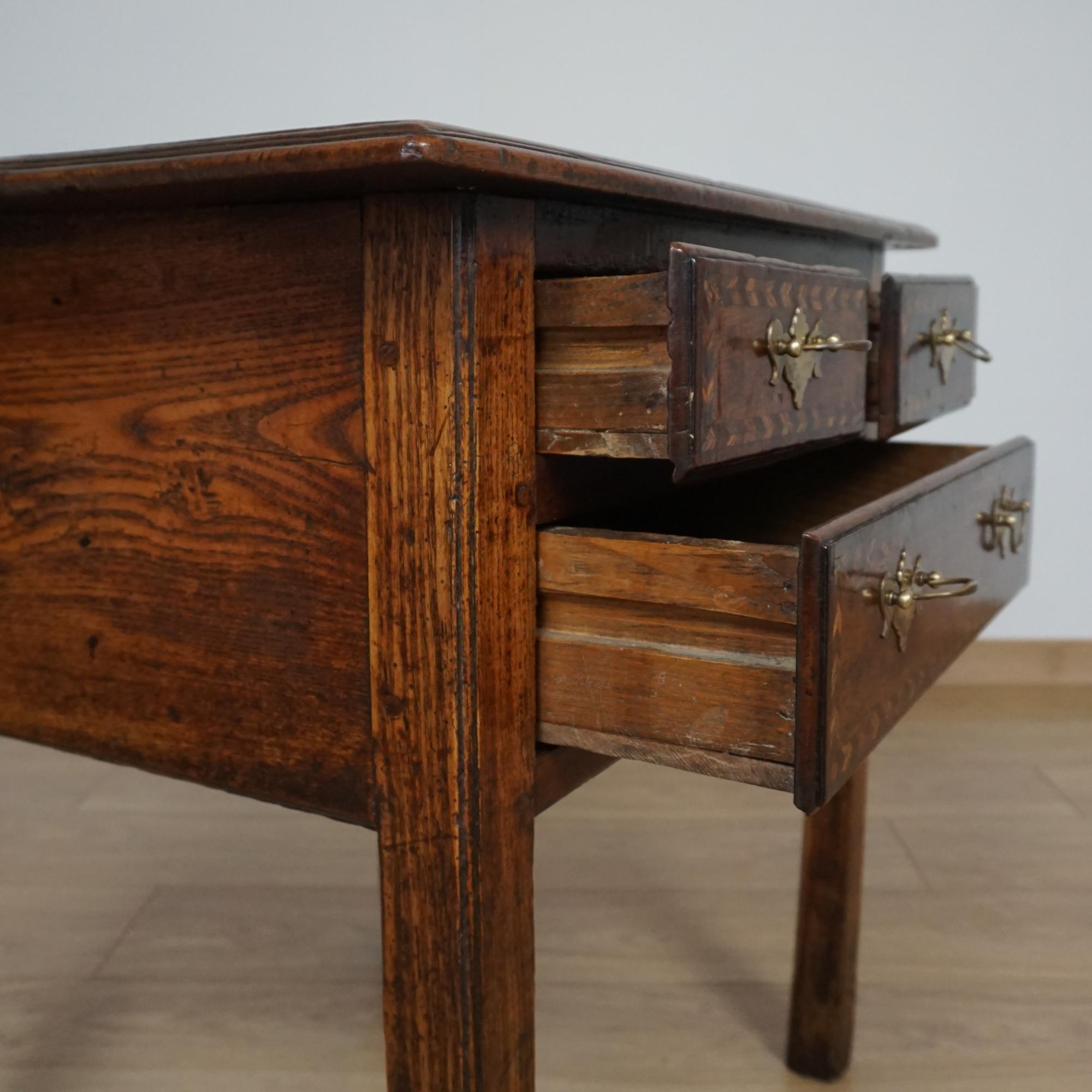 Table d'appoint en chêne et noyer de George II Circa 1740 en vente 1