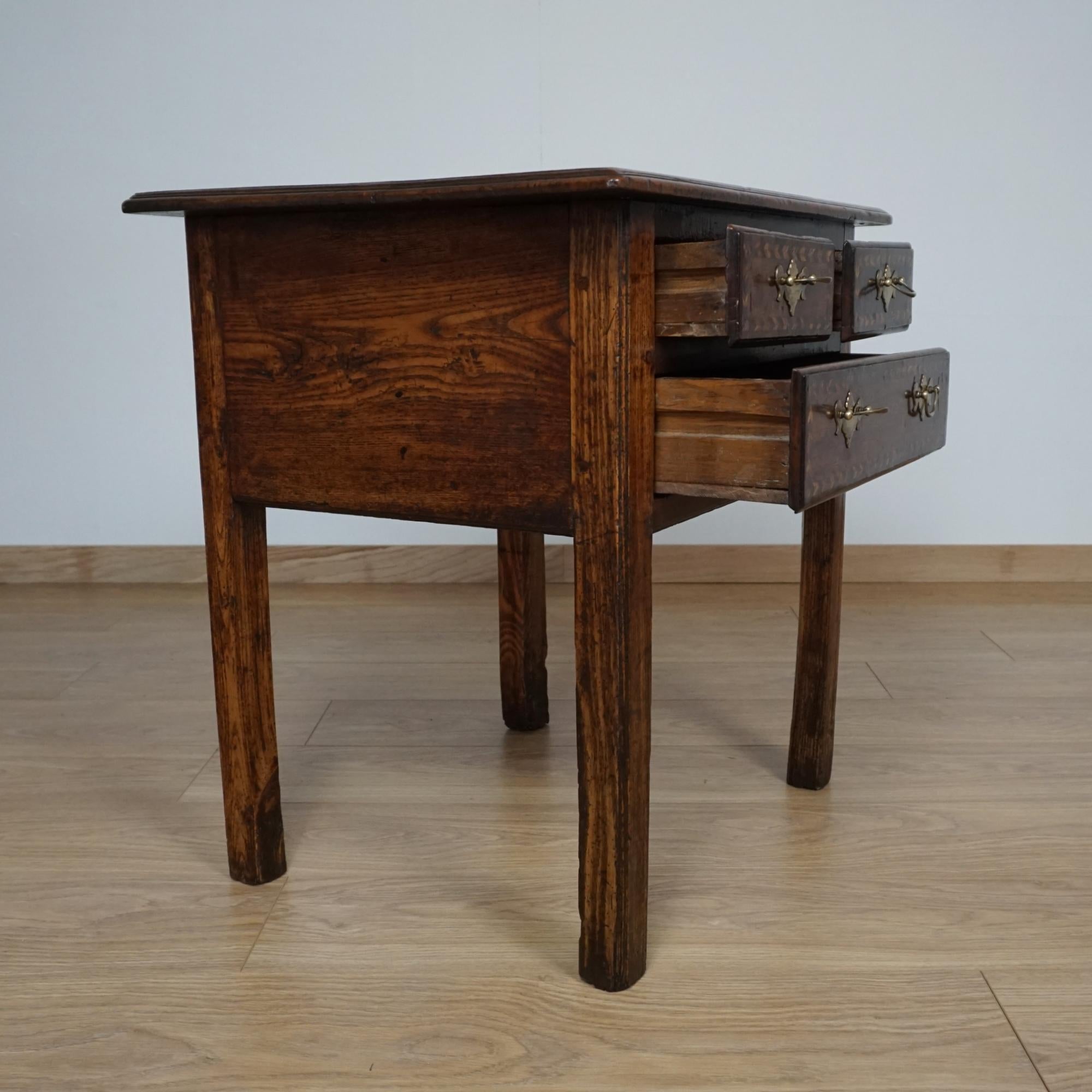 Table d'appoint en chêne et noyer de George II Circa 1740 en vente 2