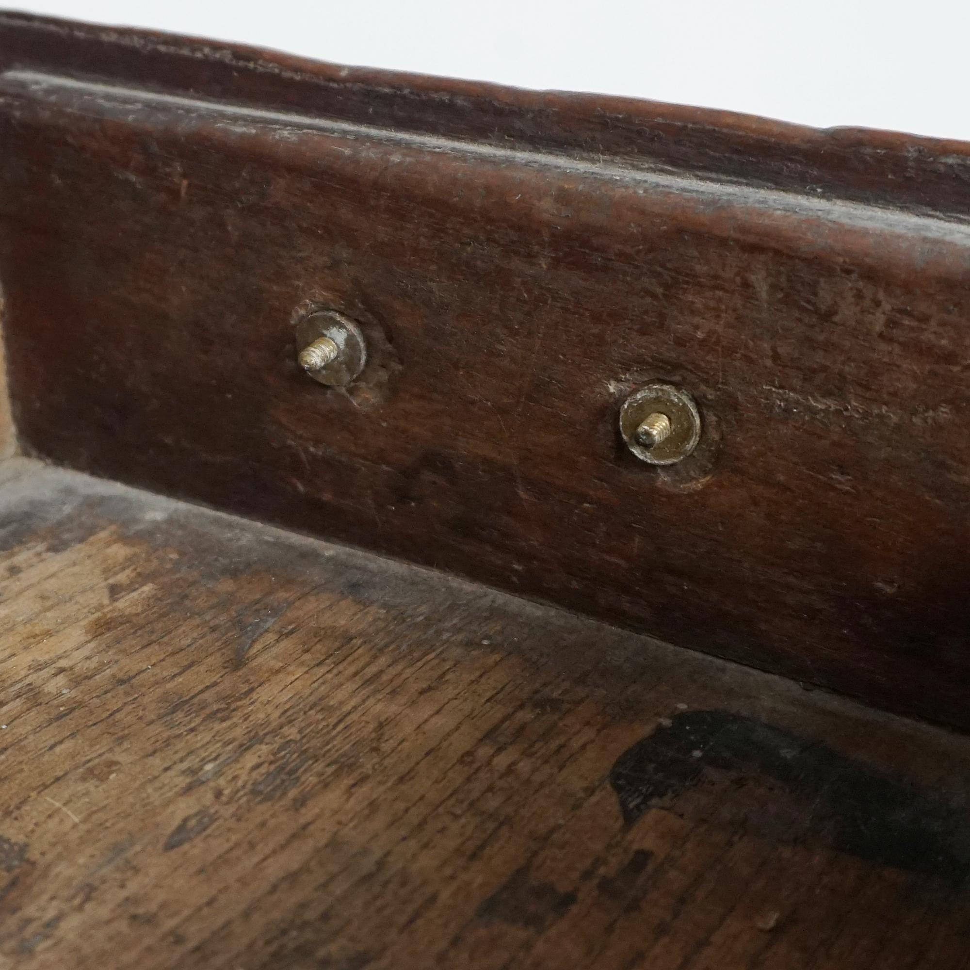 Table d'appoint en chêne et noyer de George II Circa 1740 en vente 3