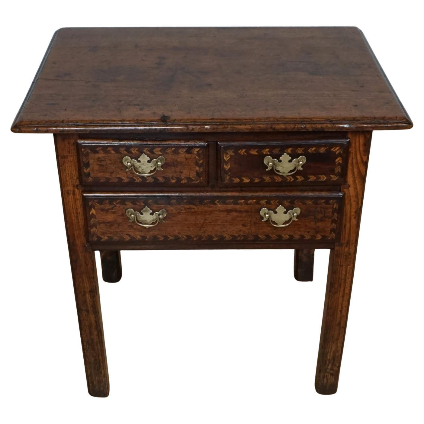 Table d'appoint en chêne et noyer de George II Circa 1740 en vente