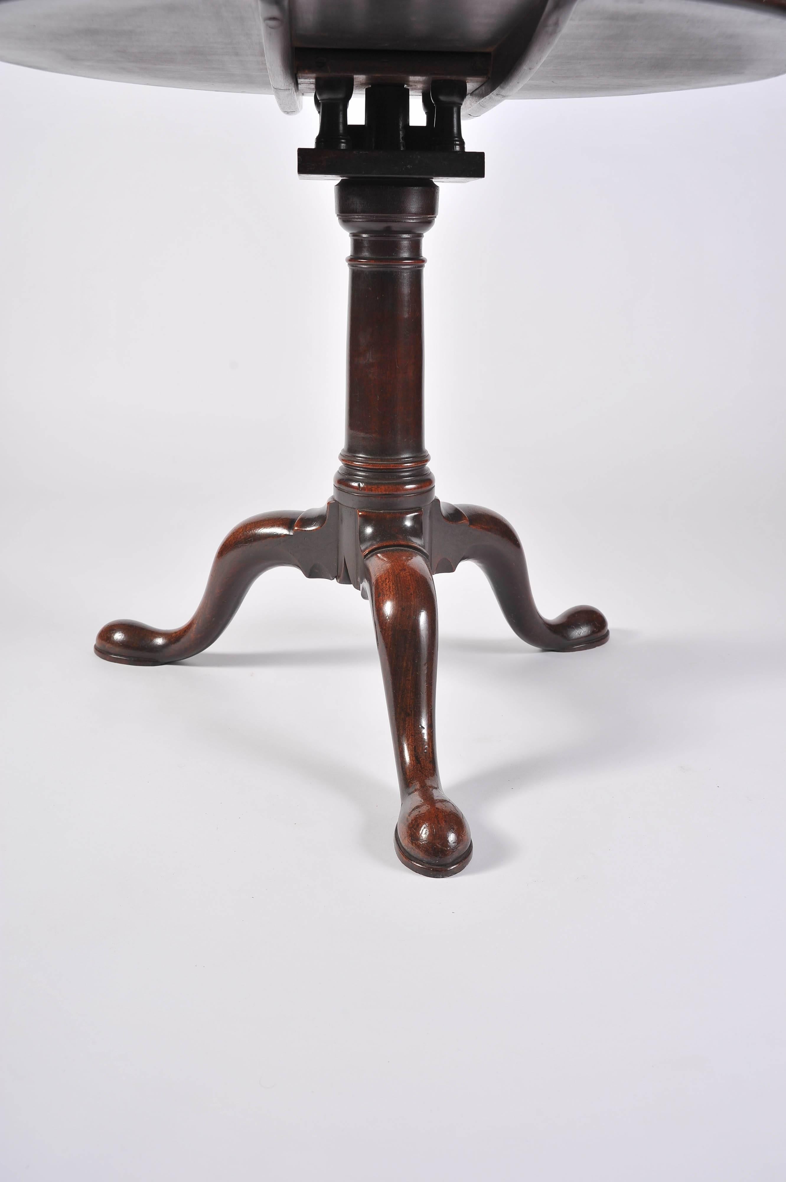 George II Period Mahogany Tripod Table with Gun Barrel Stem In Excellent Condition In London, GB