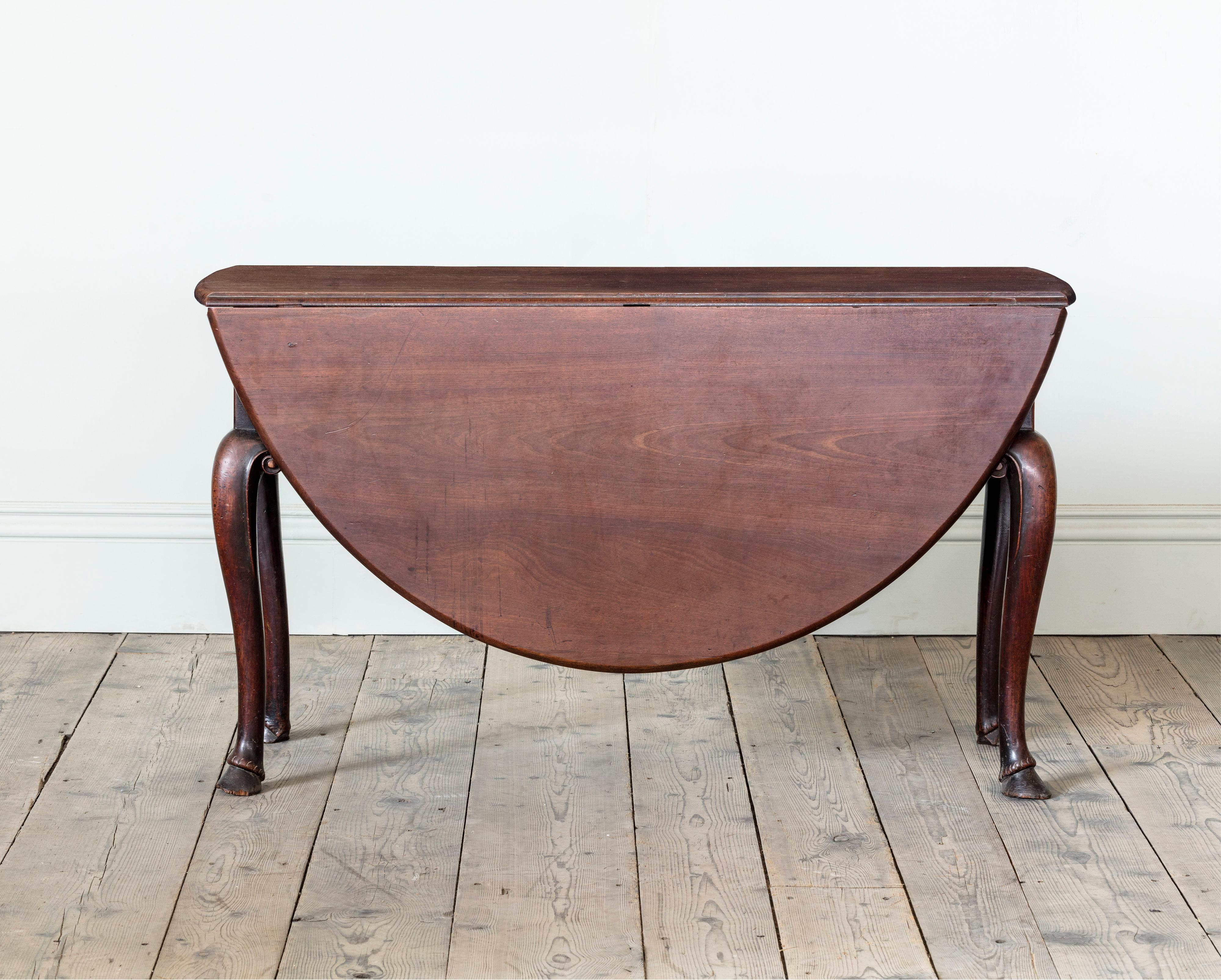 English A George II Red Walnut Gateleg Drop Leaf Table For Sale