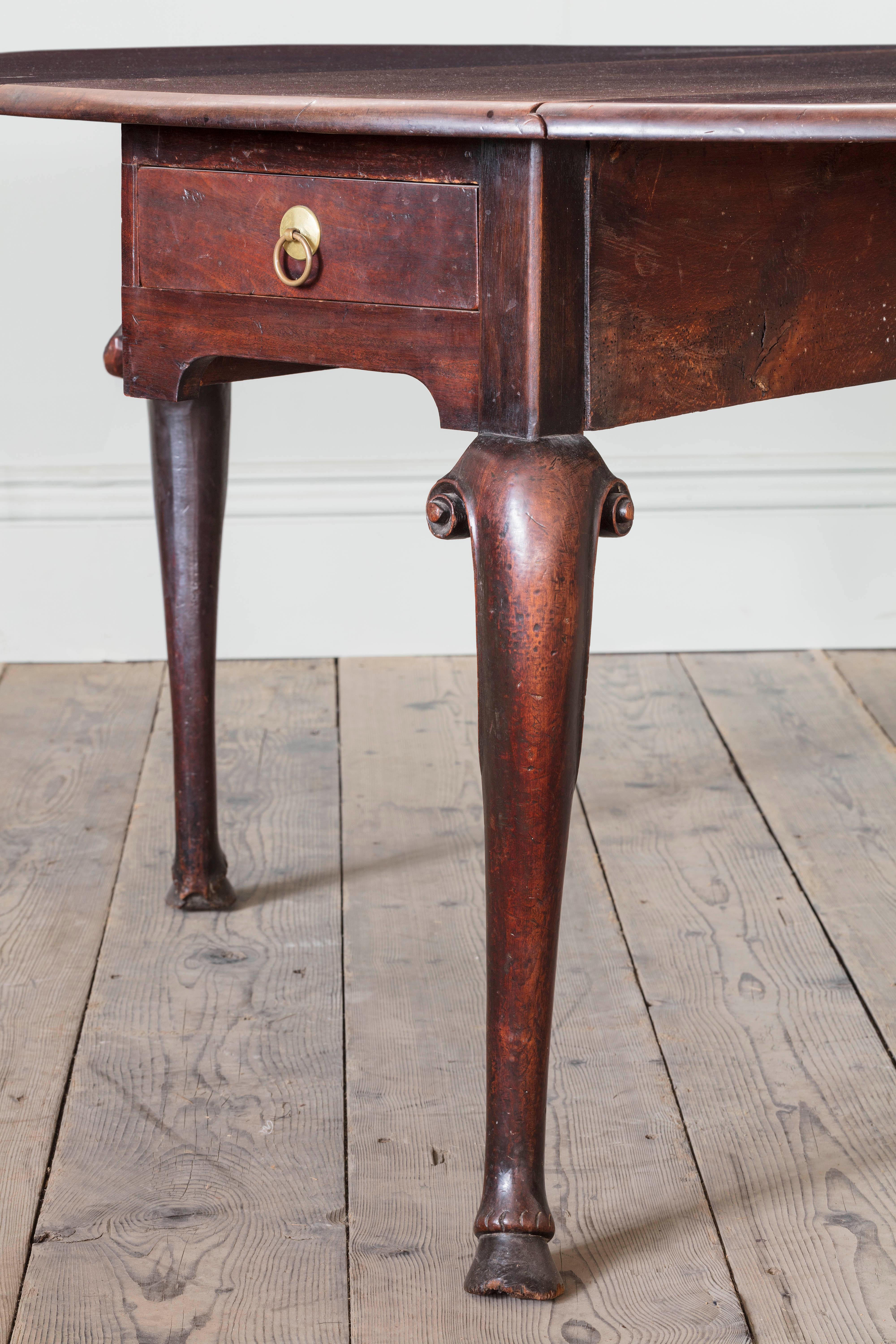 Carved A George II Red Walnut Gateleg Drop Leaf Table For Sale
