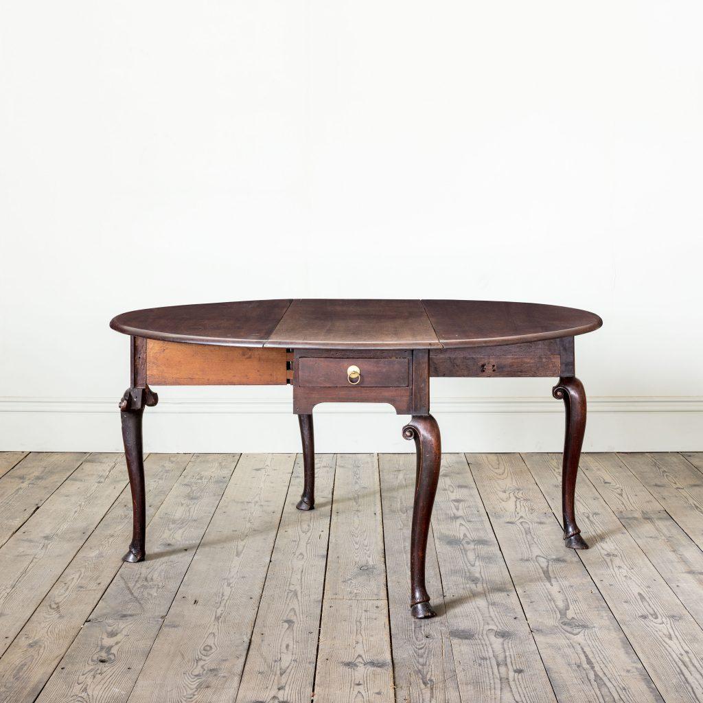 A George II Red Walnut Gateleg Drop Leaf Table In Good Condition For Sale In London, GB