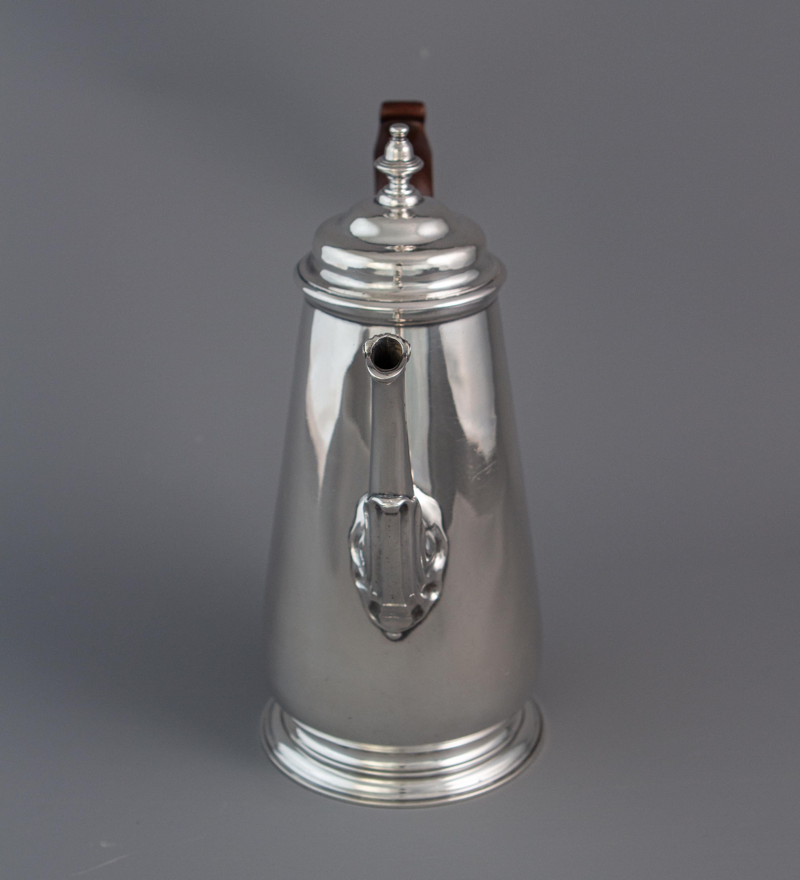 George II Silver Coffee Pot, London 1735 by Augustin Courtauld In Good Condition For Sale In Cornwall, GB