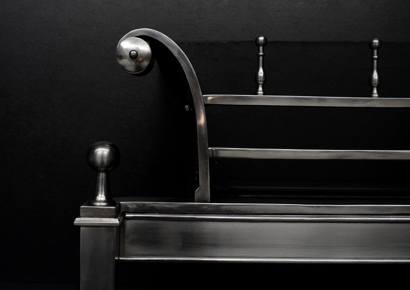 20ième siècle Grille de cheminée en acier poli de style George II en vente