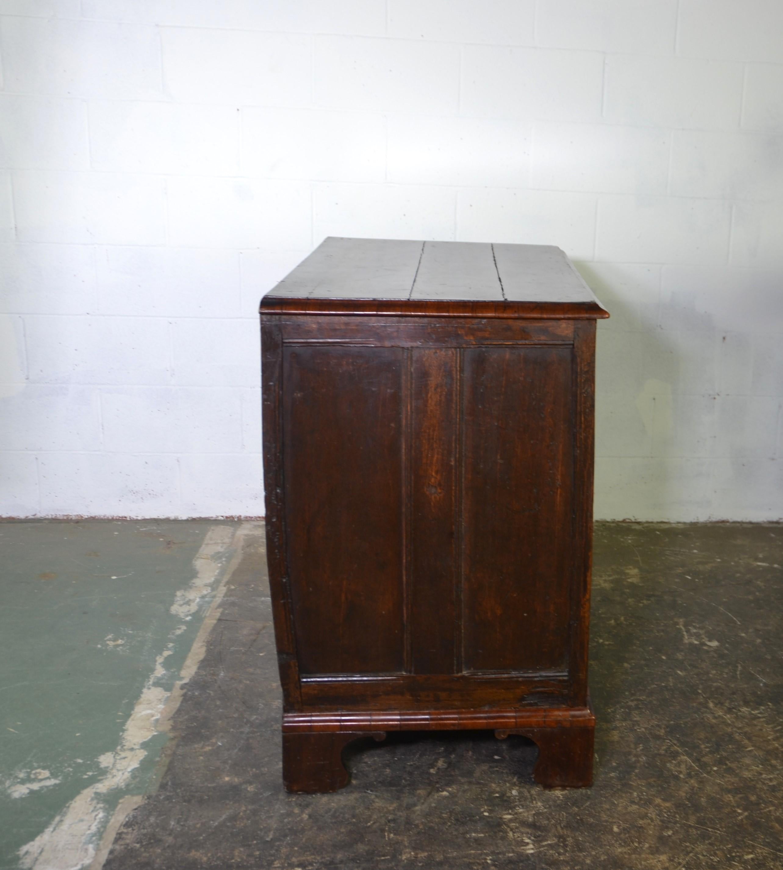 A George II Walnut Chest of Drawers / Commode For Sale 1