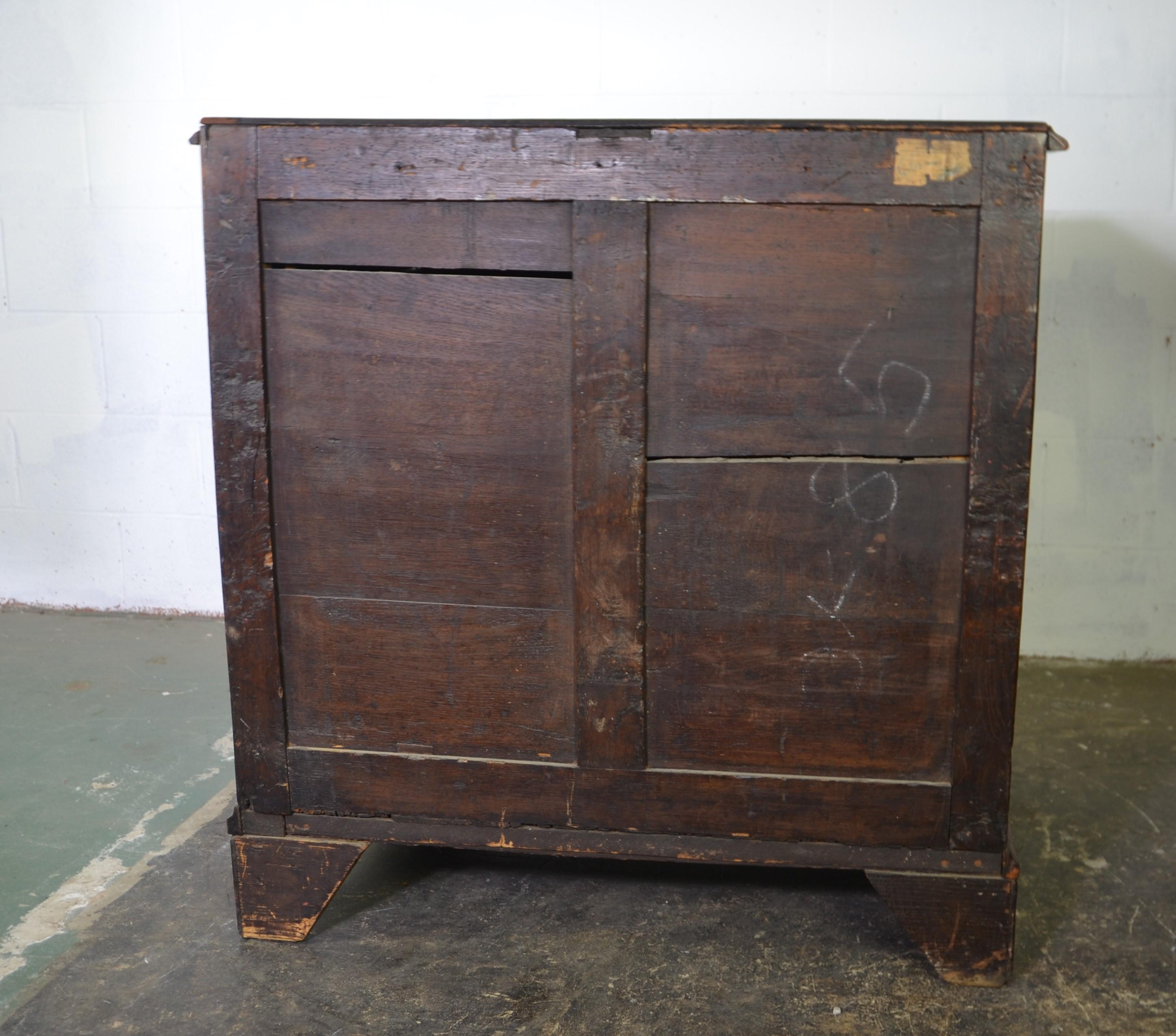 A George II Walnut Chest of Drawers / Commode For Sale 2