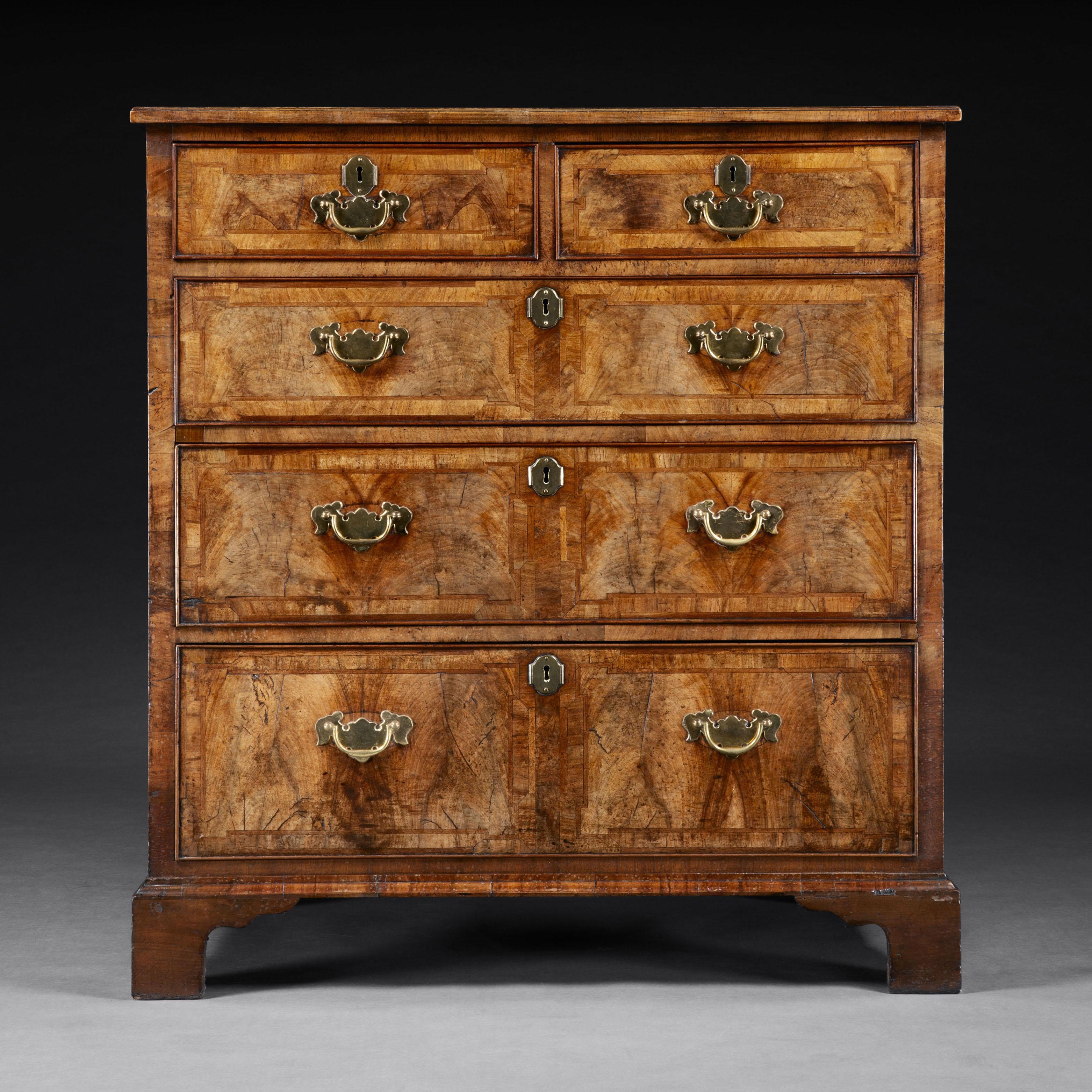 George II Walnut Chest of Drawers In Good Condition In London, GB