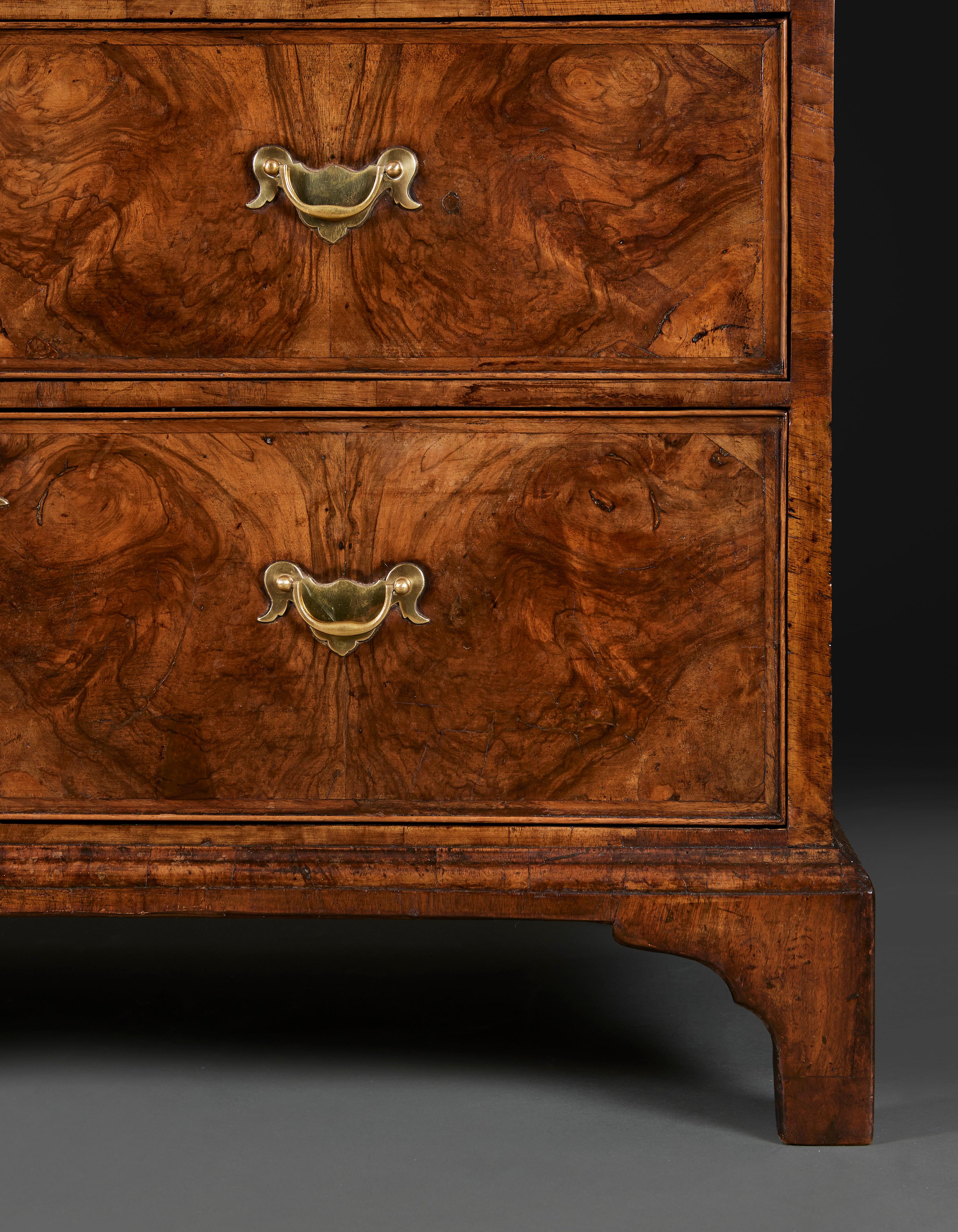 A George II Walnut Chest on Chest  In Good Condition For Sale In London, GB
