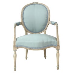 Blau-weiß bemalter Sessel mit ovaler Rückenlehne aus der Zeit George III.