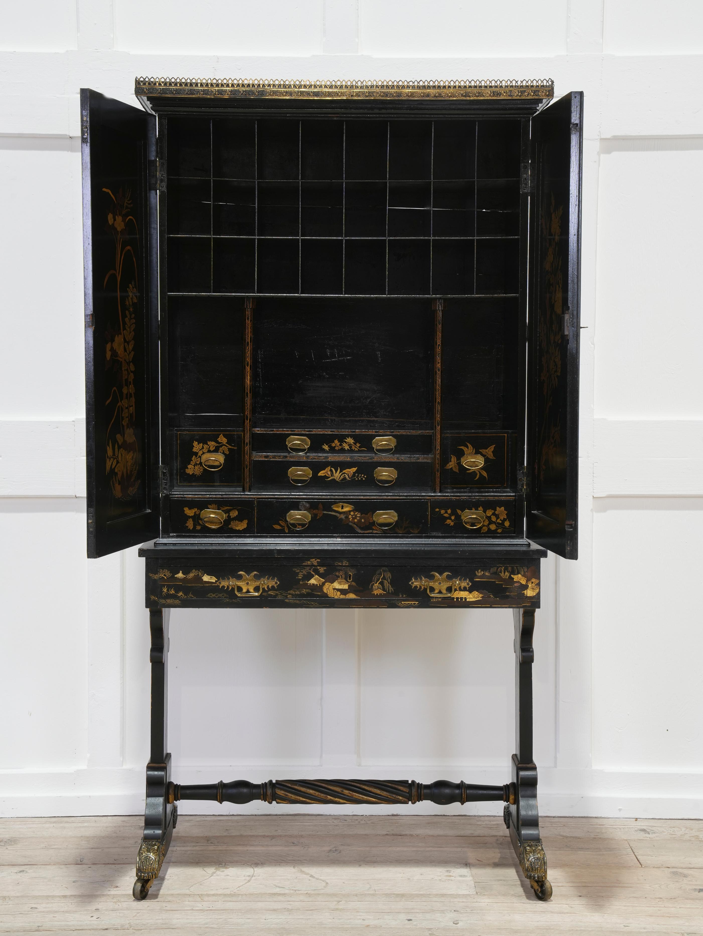 A George III Chinese Export Cabinet on Stand In Good Condition In Conwy, GB