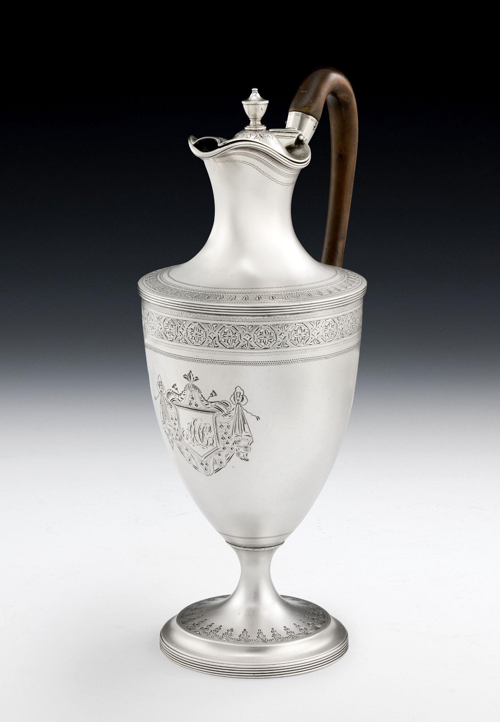 Questo pezzo molto pregiato poggia su un piedistallo circolare decorato con un reeding e inciso con un taglio brillante stilizzato a forma di foglia. Il corpo principale a forma di vaso classico si innalza fino a una fascia di lamelle che sovrasta