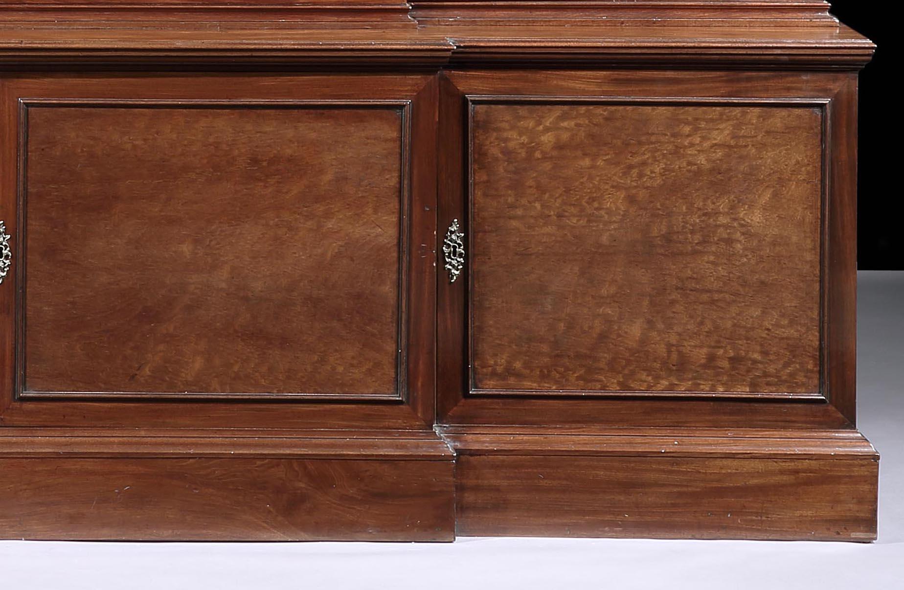 George III English Thomas Chippendale Brown Mahagoni Breakfront Bücherregal (Englisch) im Angebot