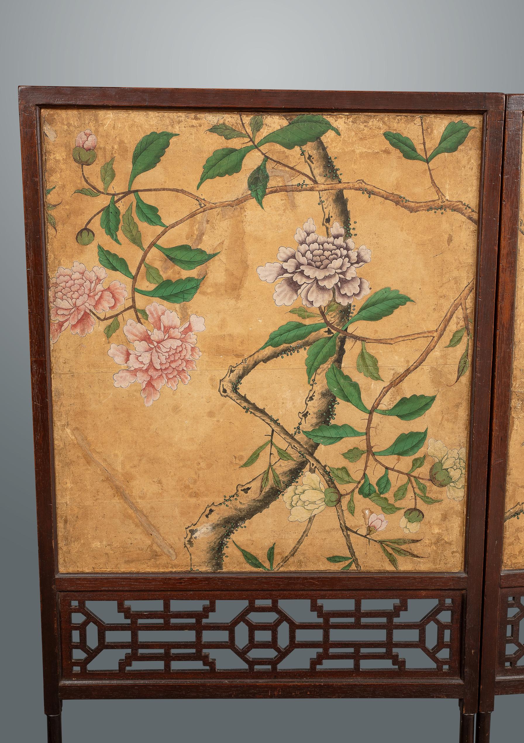 George III Folding Firescreen in the Chinese Chippendale Taste In Good Condition In New York, NY