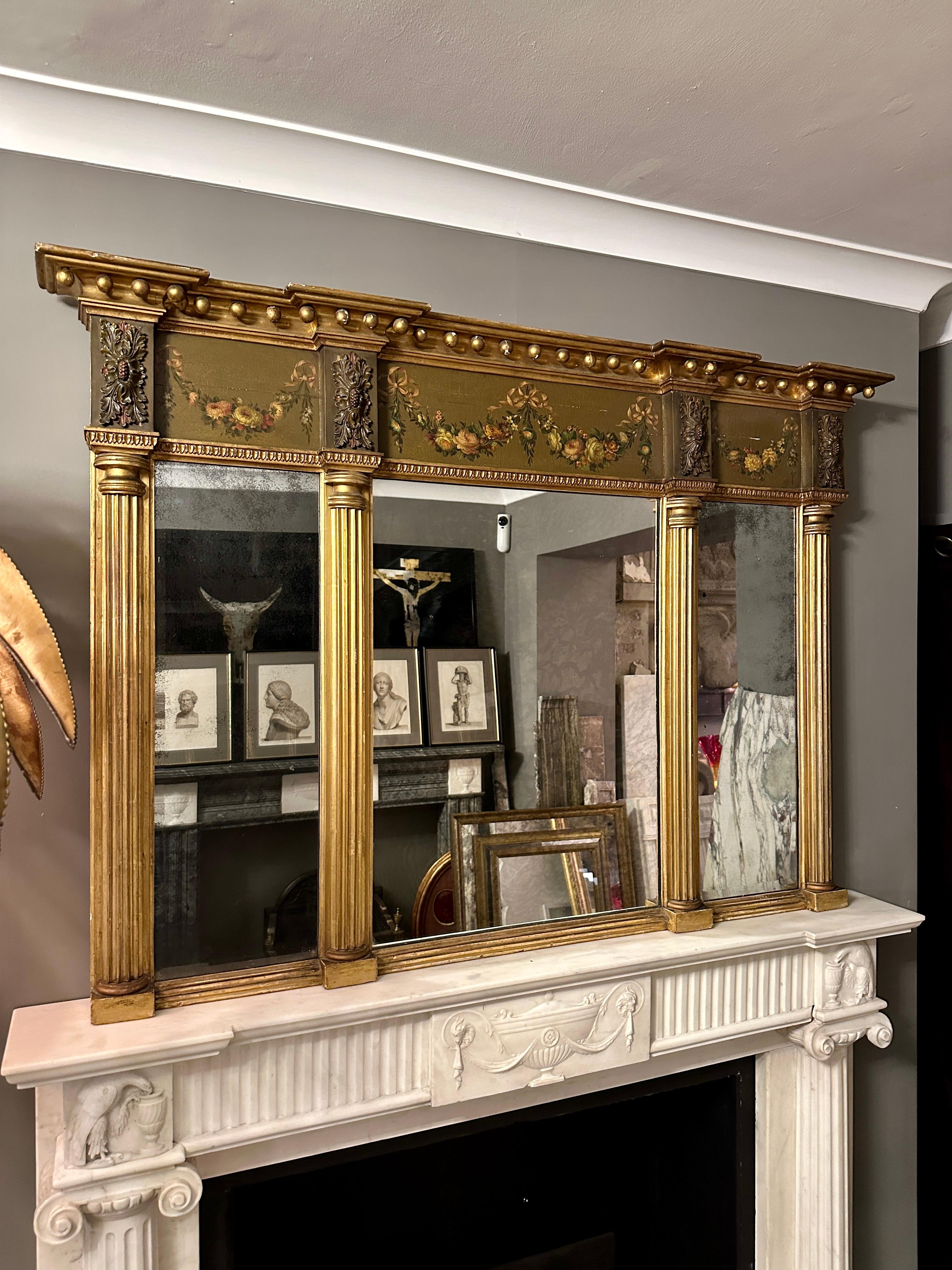 Un joli miroir de cheminée de la fin de l'époque géorgienne, datant d'environ 1790. La frise peinte à la main est toujours vivante et intacte et s'apparente à la manière d'Angelika Kaufman. Quatre colonnes audacieuses, dorures douces et moelleuses.