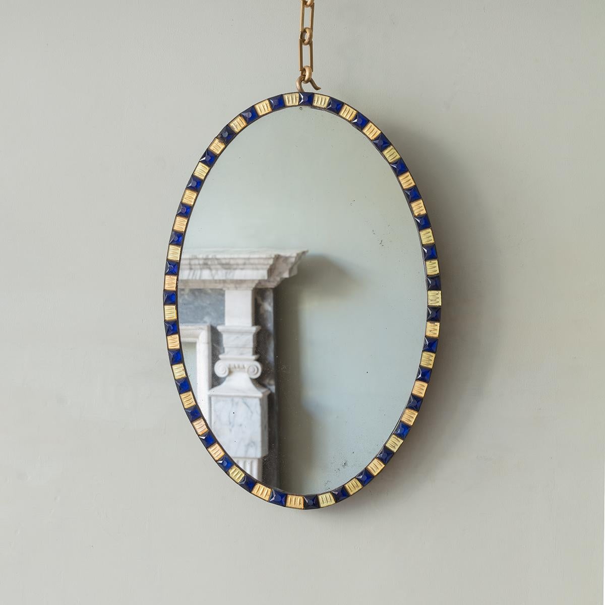 La plaque de miroir ovale au mercure (remplacement ultérieur), avec un cadre en verre bleu cobalt facetté, alternant avec des clous dorés et façonnés d'une manière inhabituelle.

Comparables ; The Knight of Glin, Irish Furniture, 2007, p. 269 fig.