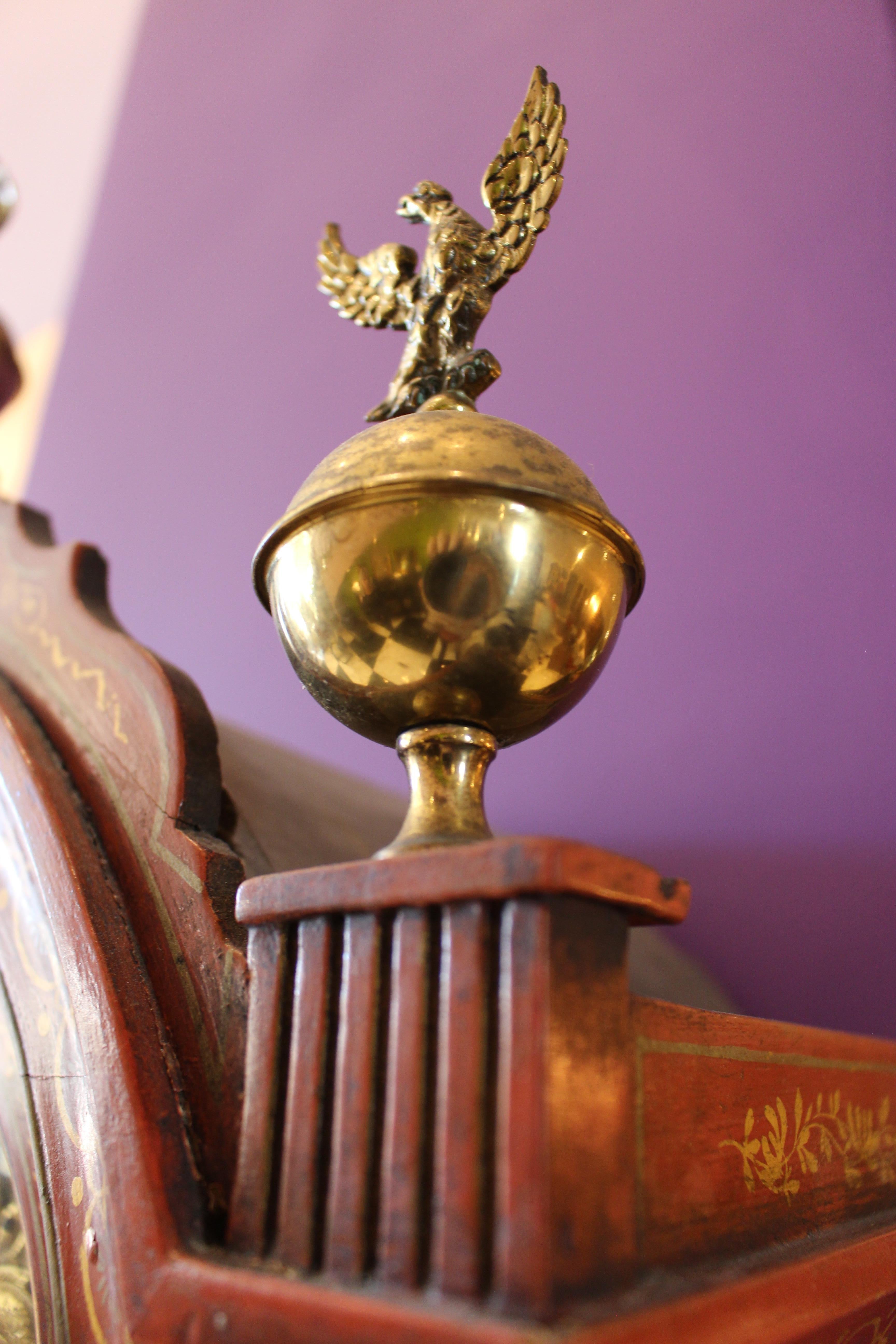 George III Späte scharlachrote lange Thomas Moore-Uhr mit Japanglasur (Vergoldetes Holz) im Angebot