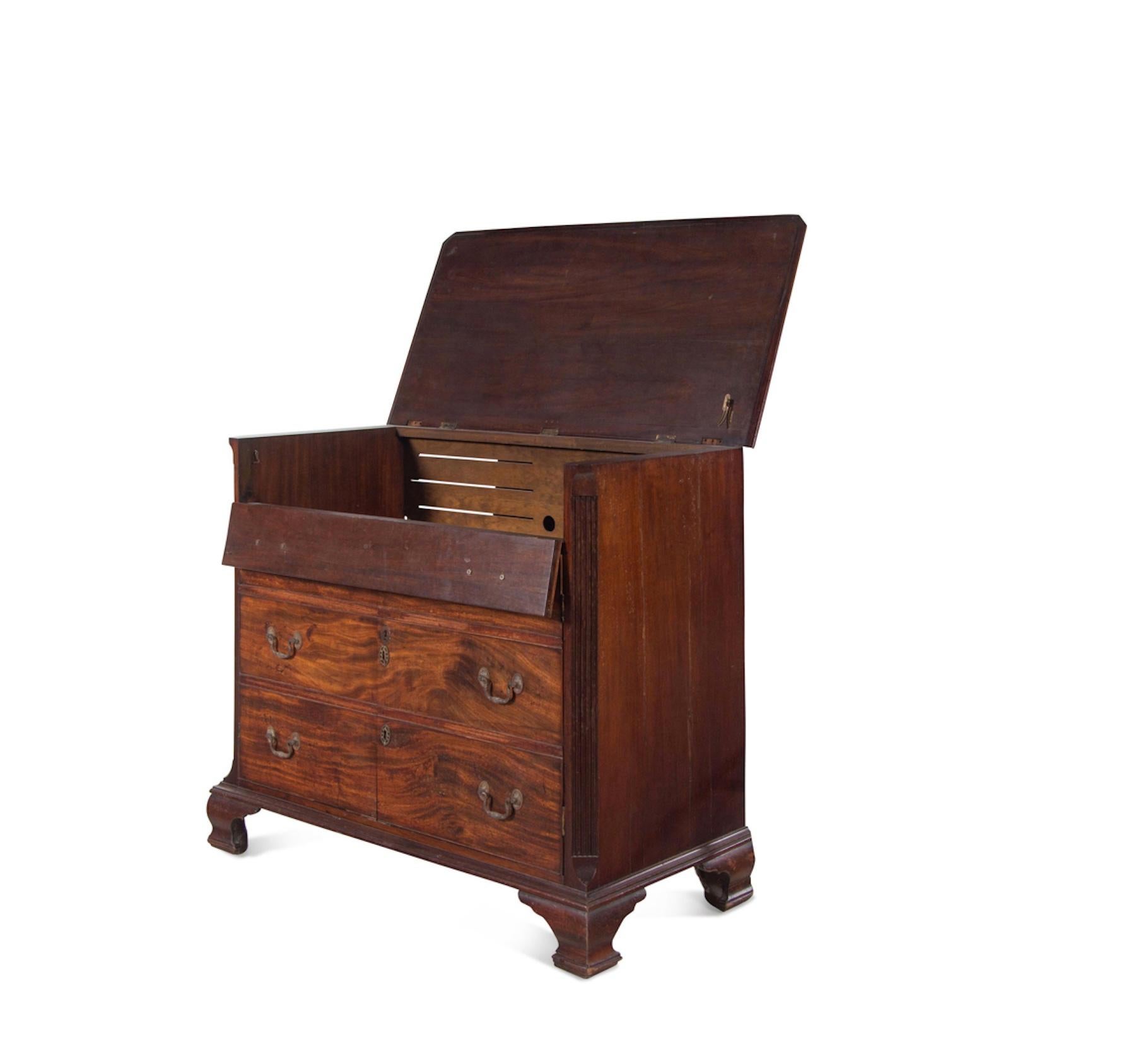 Cassettiera in mogano di Giorgio III trasformata in armadio
Dal 1780 circa in poi
Altezza 37 3/4 x larghezza 42 x profondità 21 1/2 pollici.
Provenienza: Acquistato dall'attuale proprietario nel 1979 dalla famiglia di Malcolm Franklin dopo la sua
