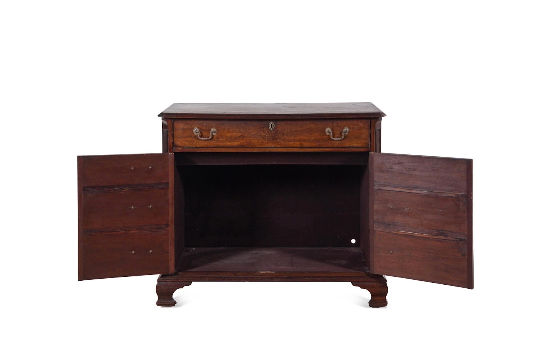 Inglese Cassettiera in mogano di Giorgio III convertita in armadio, circa 1780 in vendita
