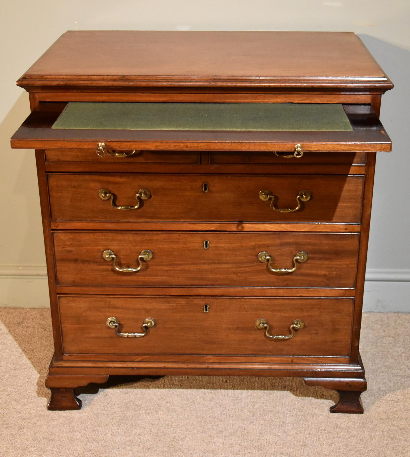 A George III mahogany chest of drawers with brushing slide original swan neck handles on ogee bracket feet small proportions

Dimensions:
Height 35