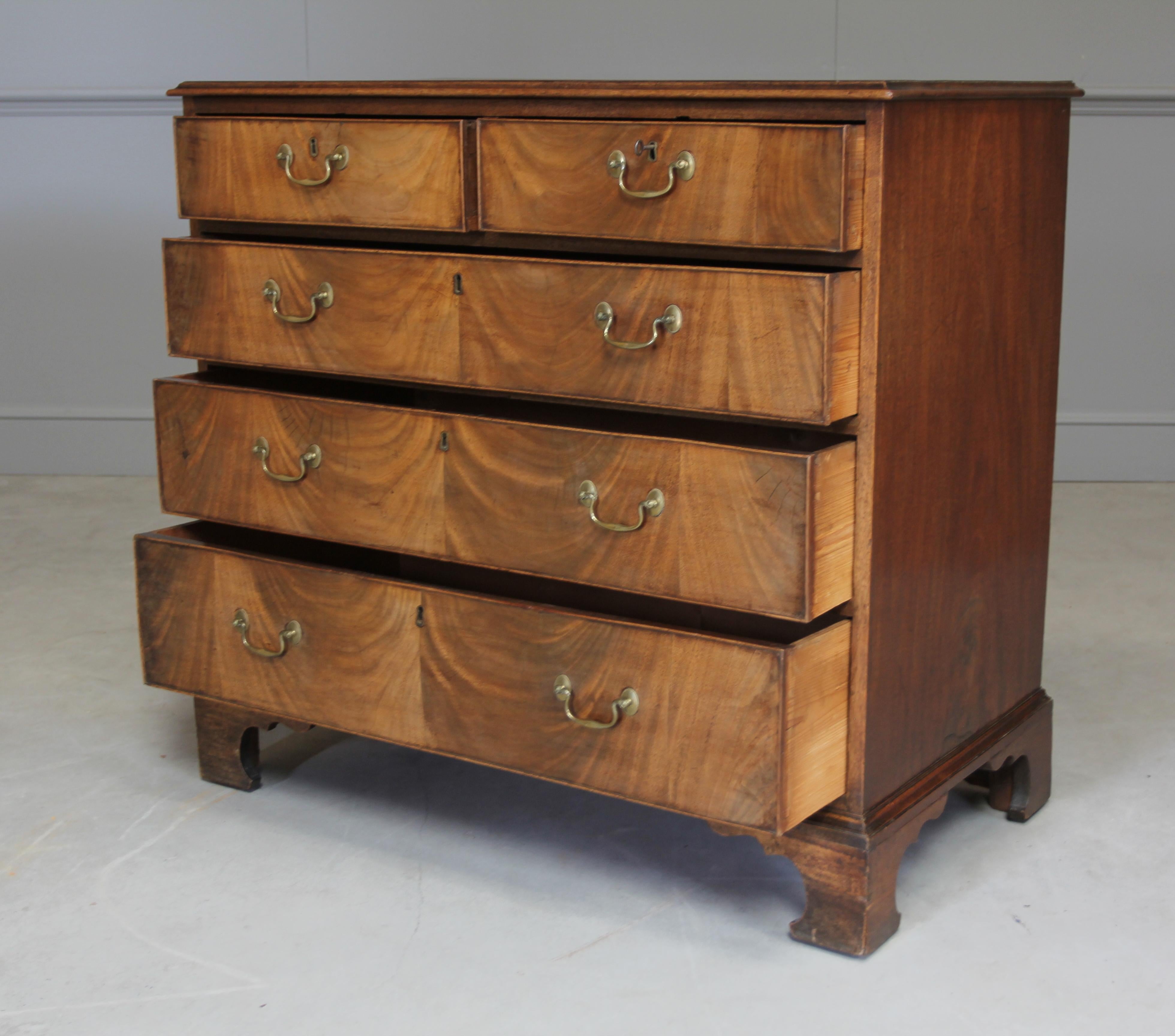 George III Mahogany Chest of Drawers In Good Condition In Swindon, GB