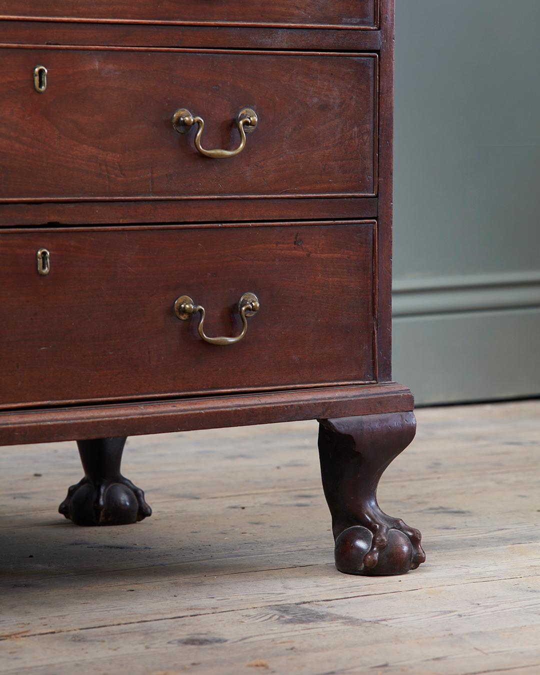 Giorgio III Cassettiera in mogano di George III, con piedini Ball and Claw in vendita