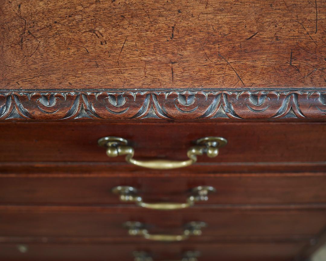 Inglese Cassettiera in mogano di George III, con piedini Ball and Claw in vendita