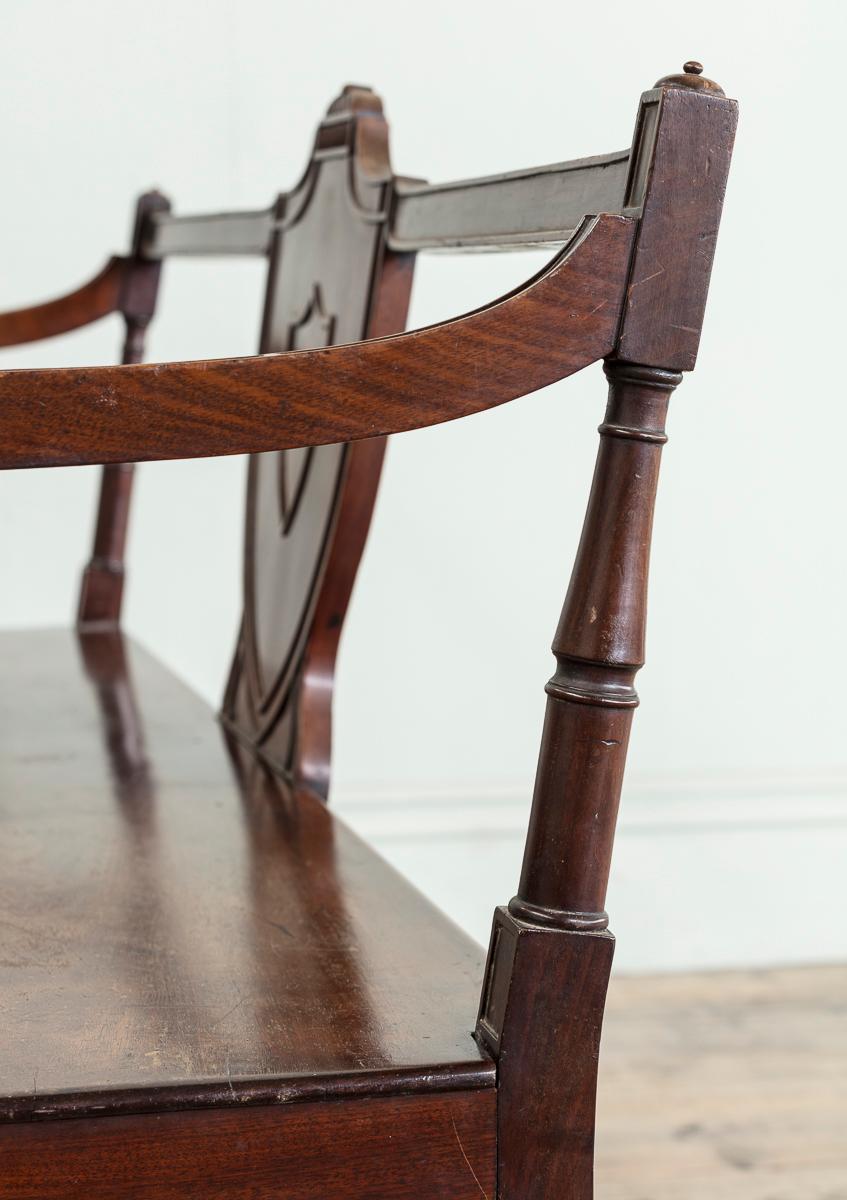 Anglais Banc d'entrée en acajou de style George III, avec bouclier central en vente
