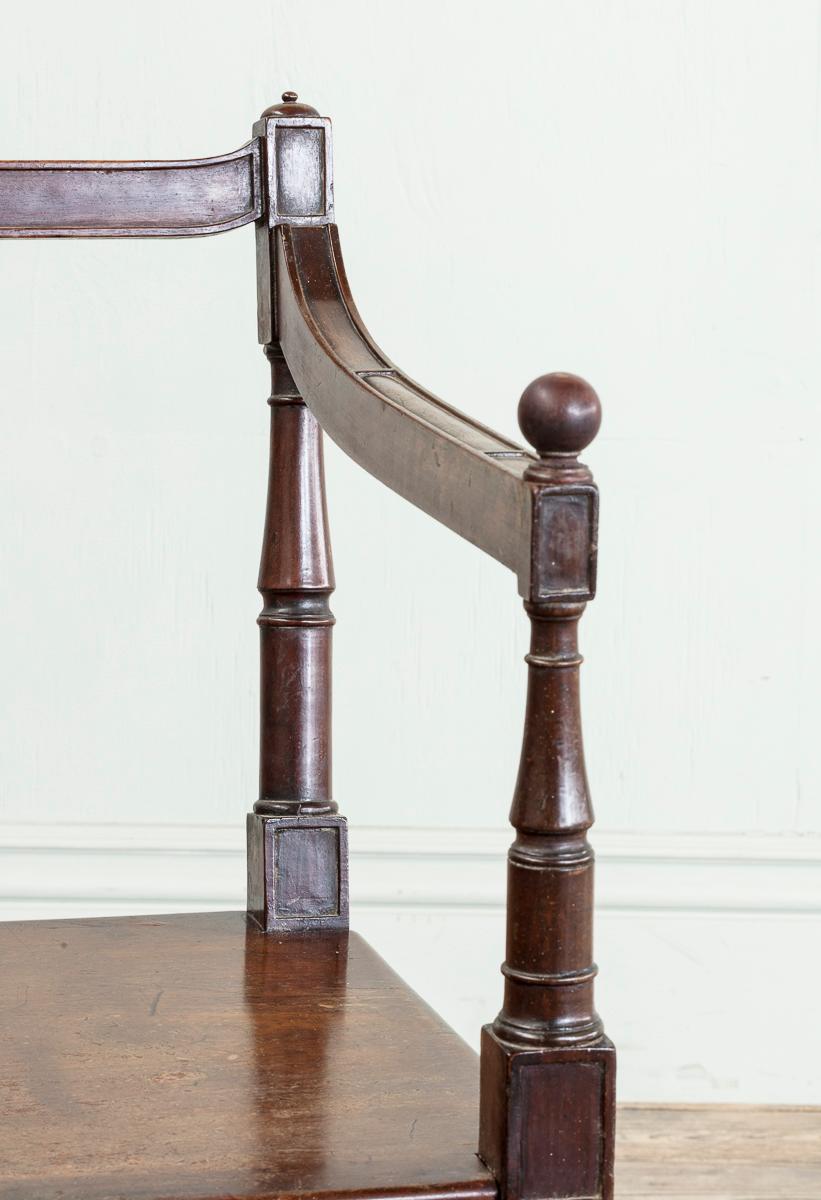 Sculpté Banc d'entrée en acajou de style George III, avec bouclier central en vente