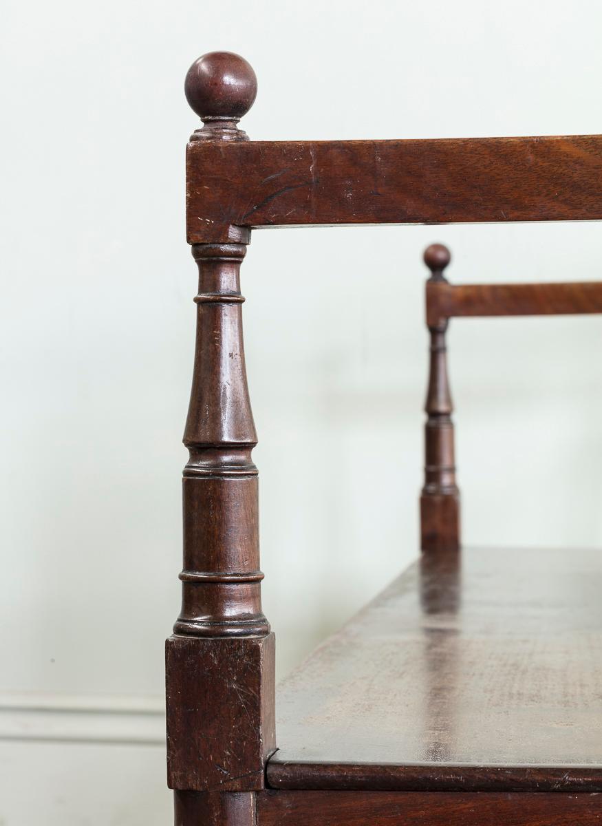 Banc d'entrée en acajou de style George III, avec bouclier central Bon état - En vente à London, GB