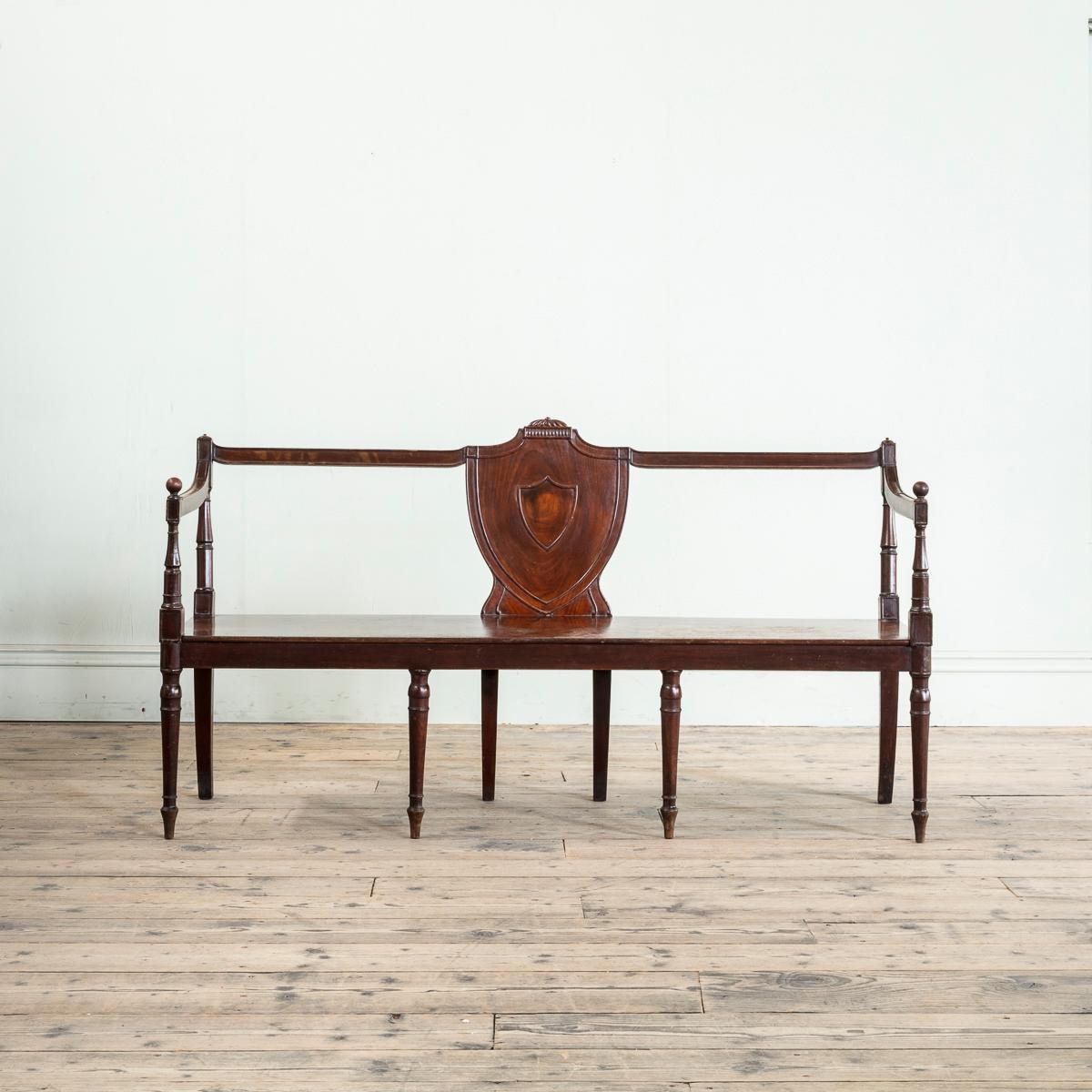 XIXe siècle Banc d'entrée en acajou de style George III, avec bouclier central en vente