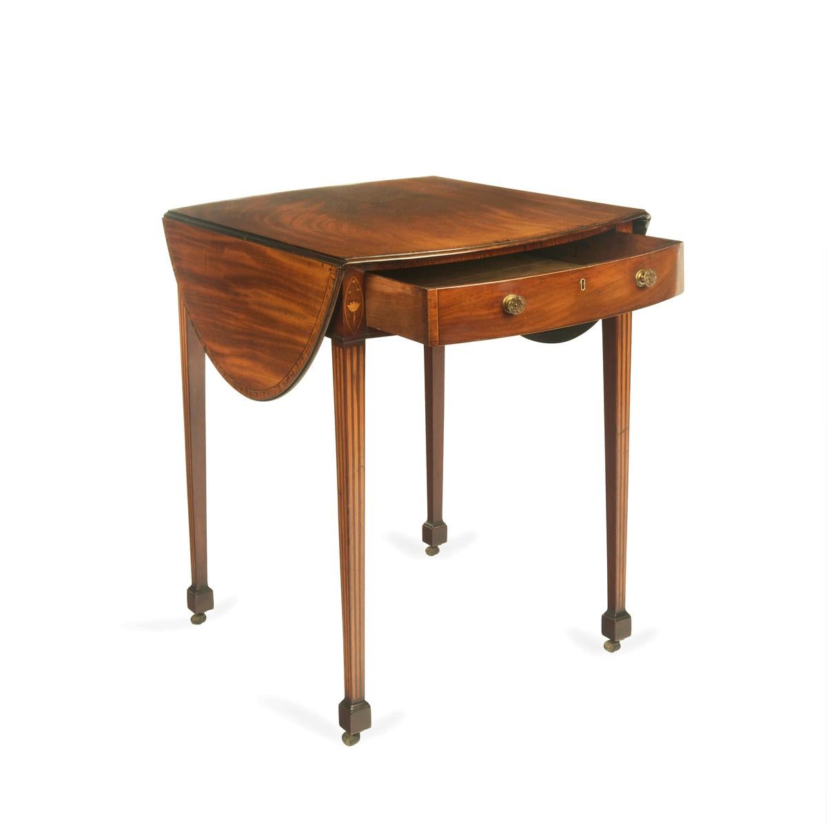 A George III mahogany Pembroke table For Sale 4