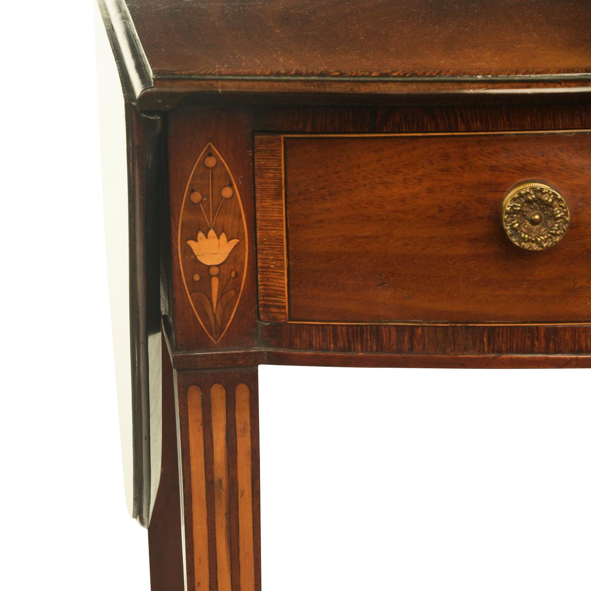 A George III mahogany Pembroke table For Sale 1