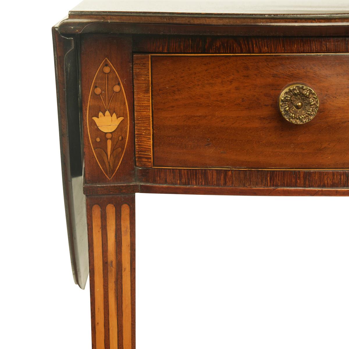 A George III mahogany Pembroke table For Sale 2
