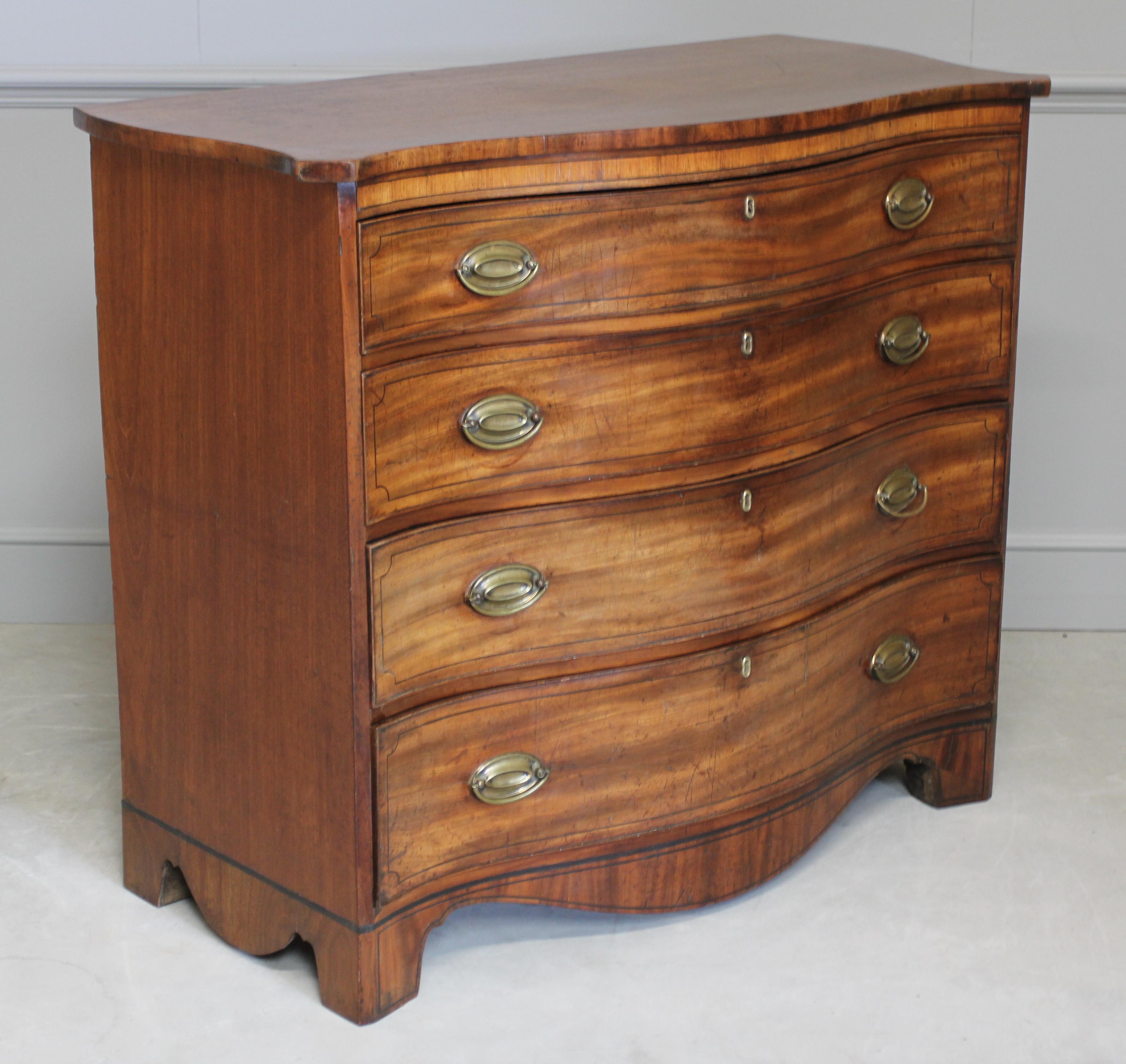 George III Mahogany Serpentine Chest of Drawers For Sale 5