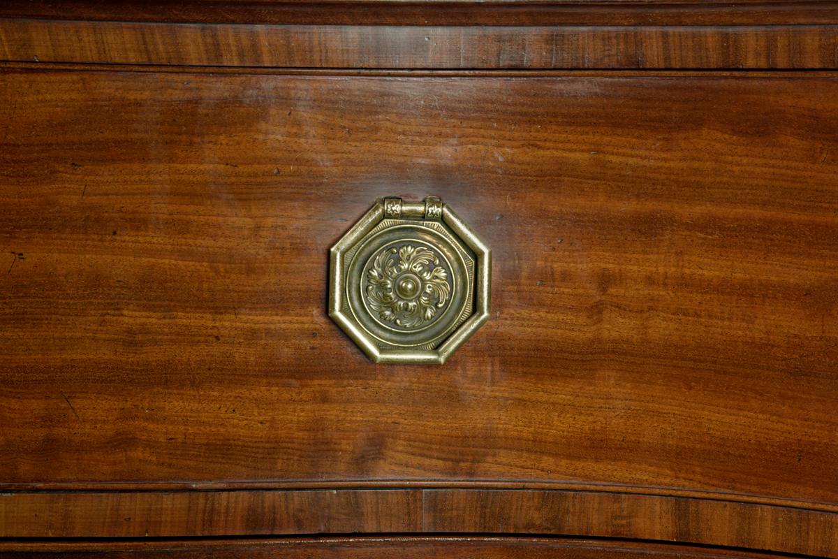 George III Mahogany Serpentine Chest of Drawers In Good Condition In Lymington, Hampshire