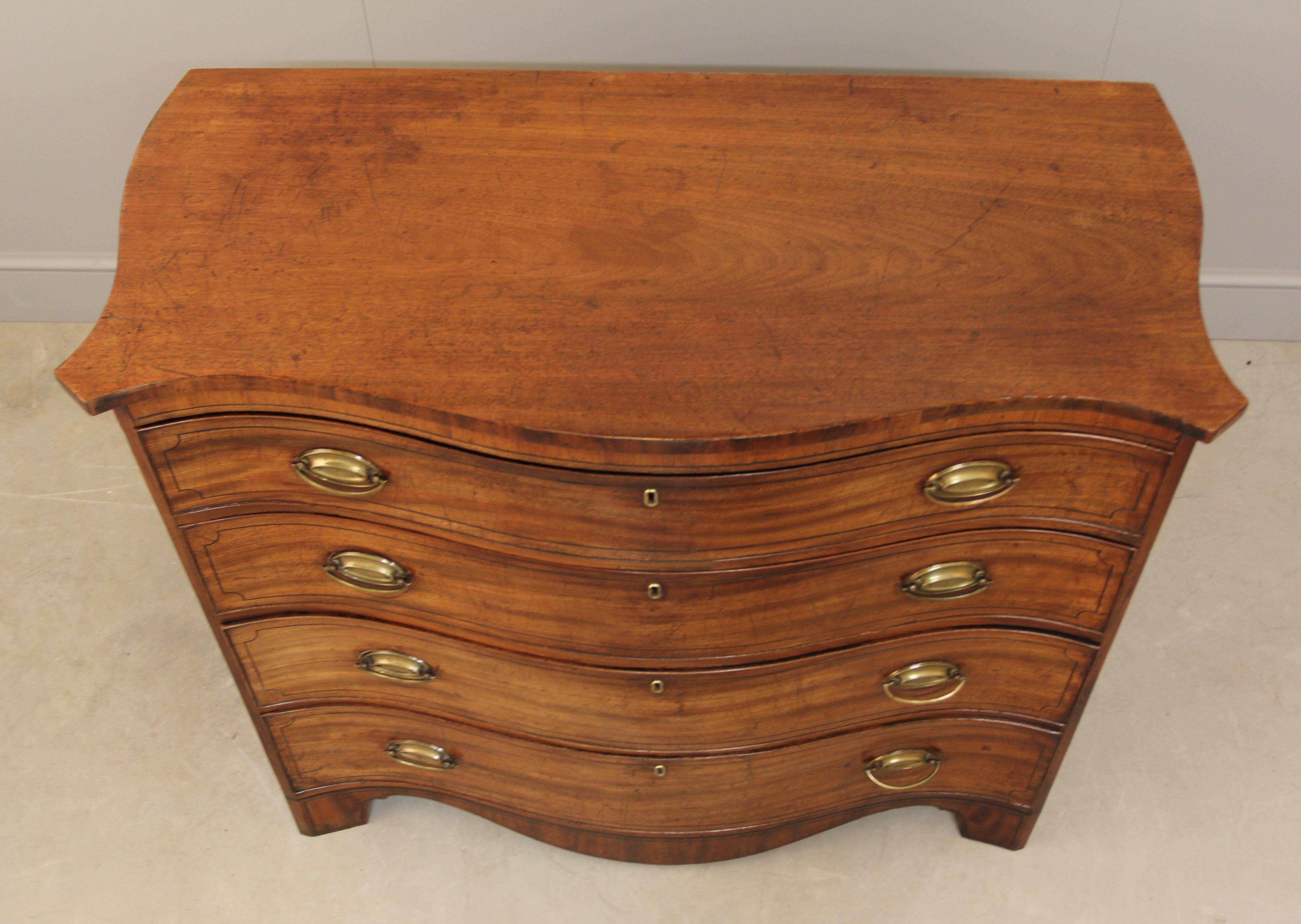 George III Mahogany Serpentine Chest of Drawers In Good Condition For Sale In Swindon, GB