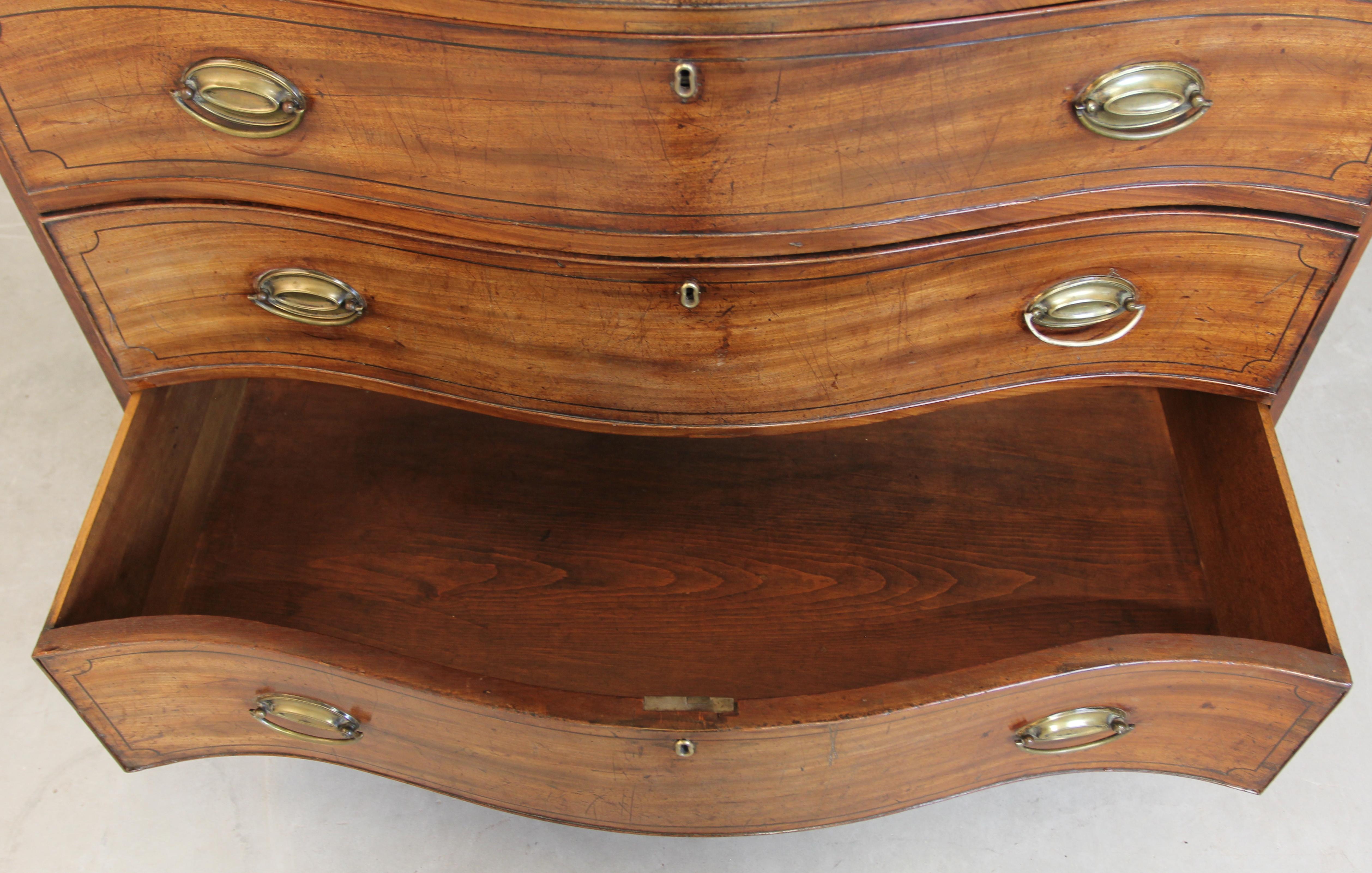 George III Mahogany Serpentine Chest of Drawers For Sale 2