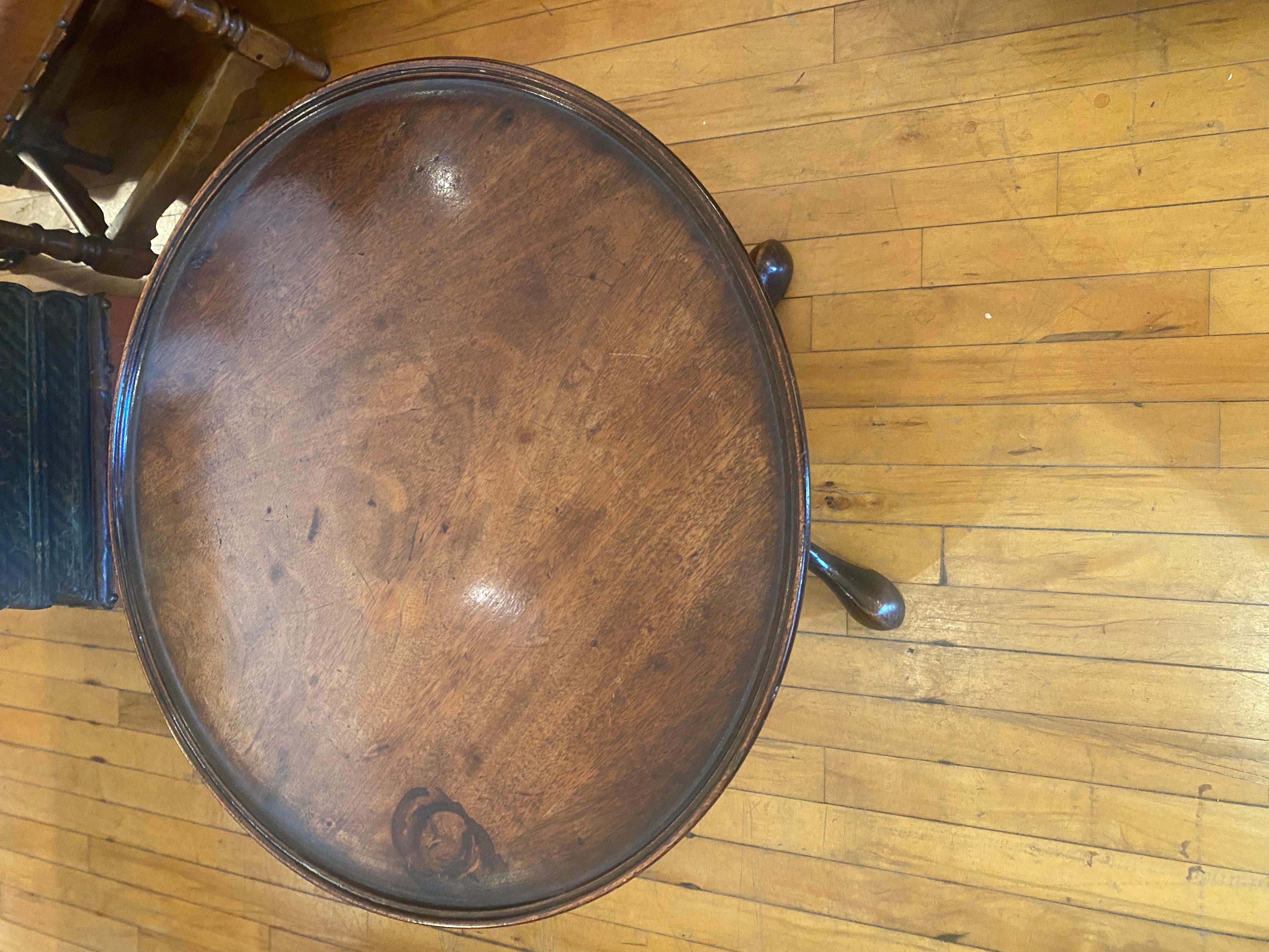 English A George III mahogany side table with well patinated, dished, circular top. For Sale