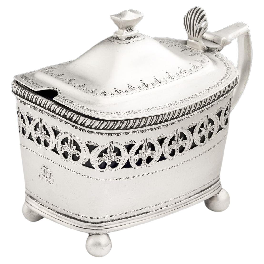 Un pot à moutarde George III fabriqué à Londres en 1811 par Peter et William Bateman en vente