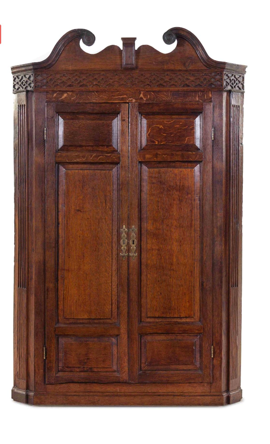 English George III Oak Hanging Corner Cabinet, Great Scale, Color and Proportions For Sale
