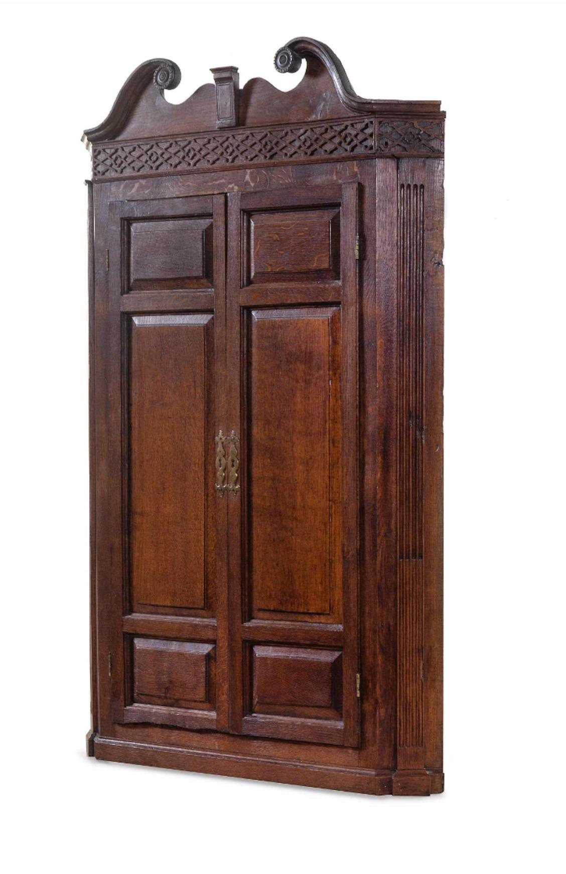 19th Century George III Oak Hanging Corner Cabinet, Great Scale, Color and Proportions For Sale