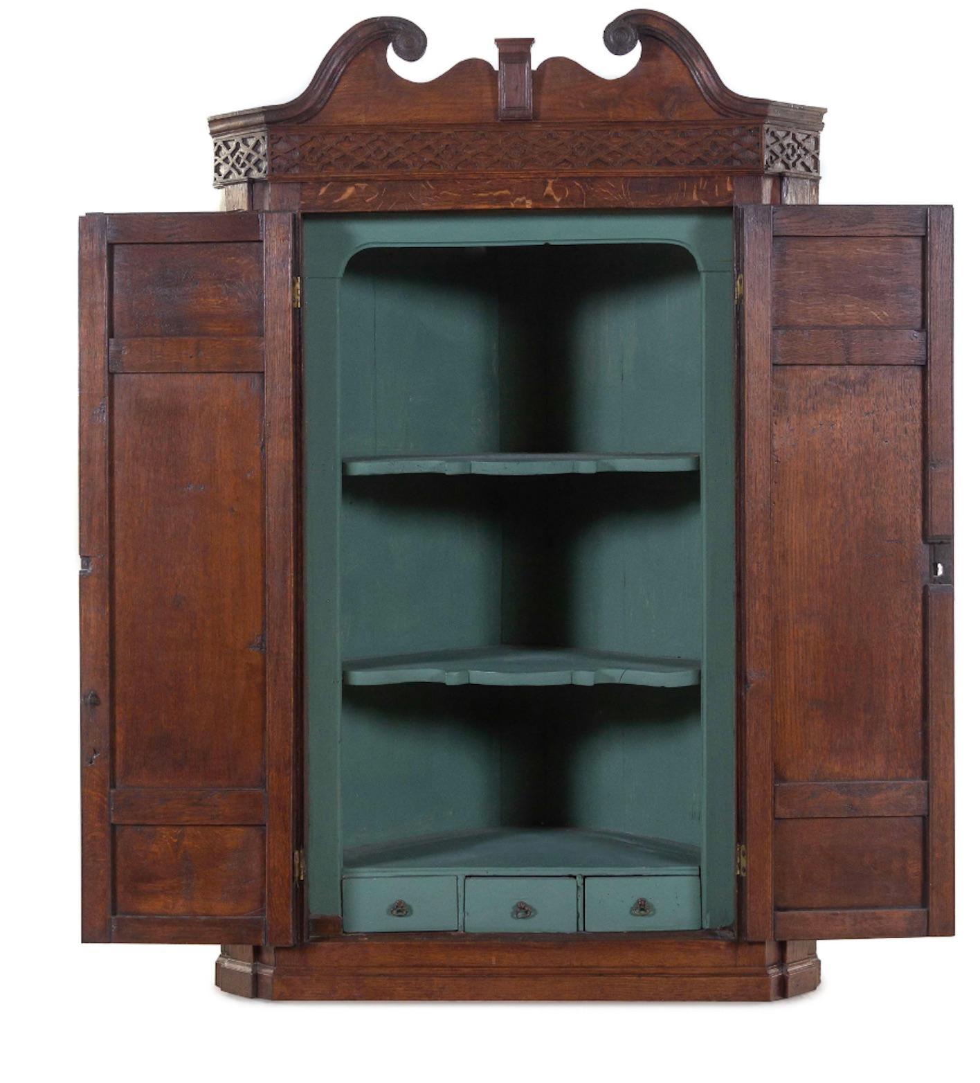 19th Century George III Oak Hanging Corner Cabinet, Great Scale, Color and Proportions For Sale