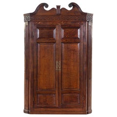 Armoire d'angle suspendue en chêne George III, grande échelle, couleur et proportions